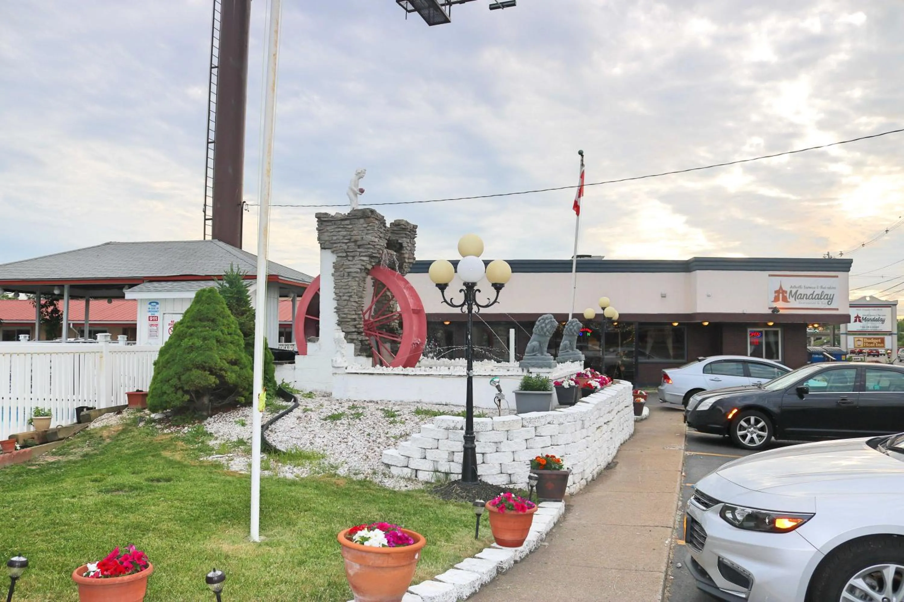 Property Building in Budget Host Inn Niagara Falls