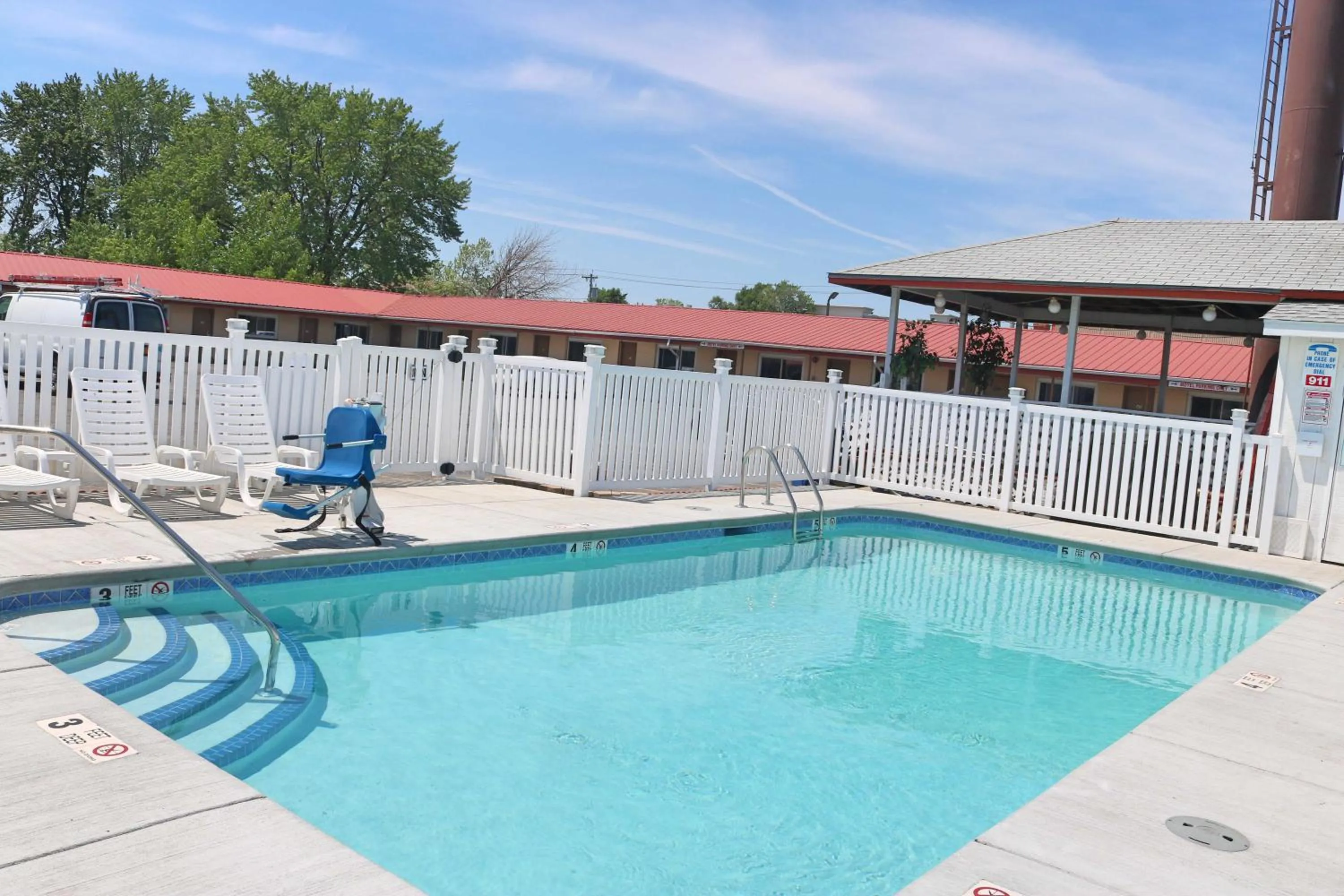Swimming Pool in Budget Host Inn Niagara Falls