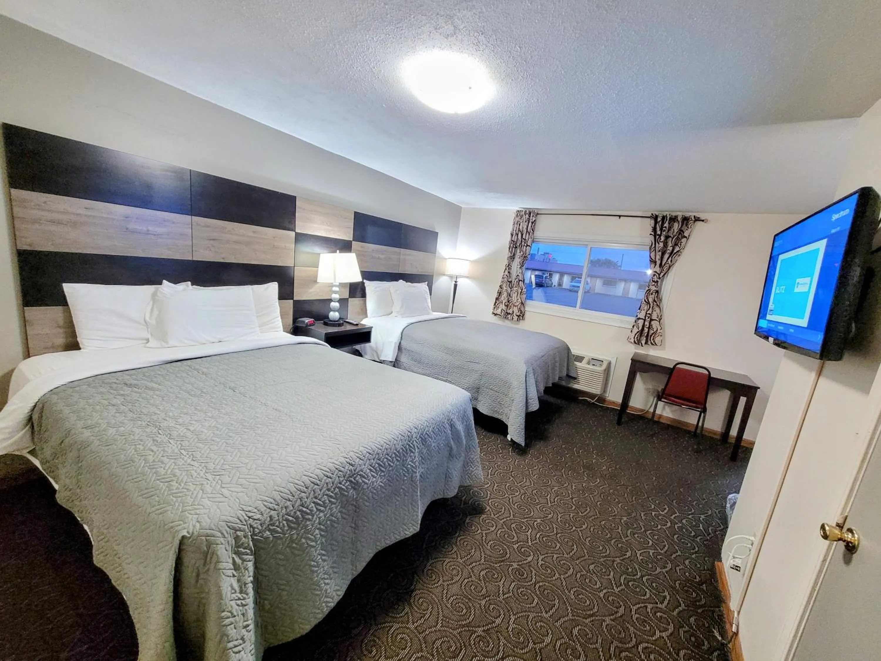 Photo of the whole room, Bed in Budget Host Inn Niagara Falls