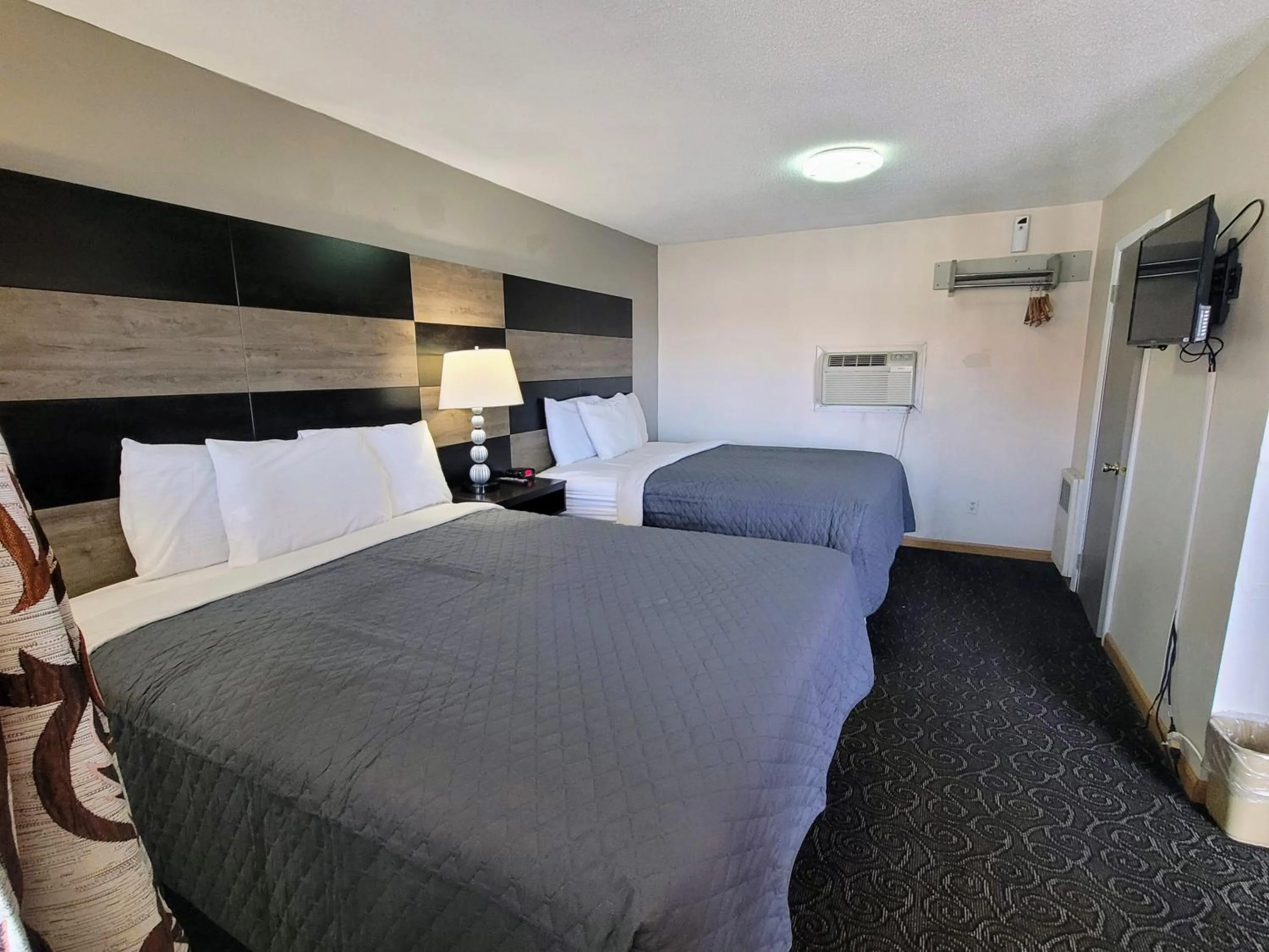 Photo of the whole room, Bed in Budget Host Inn Niagara Falls