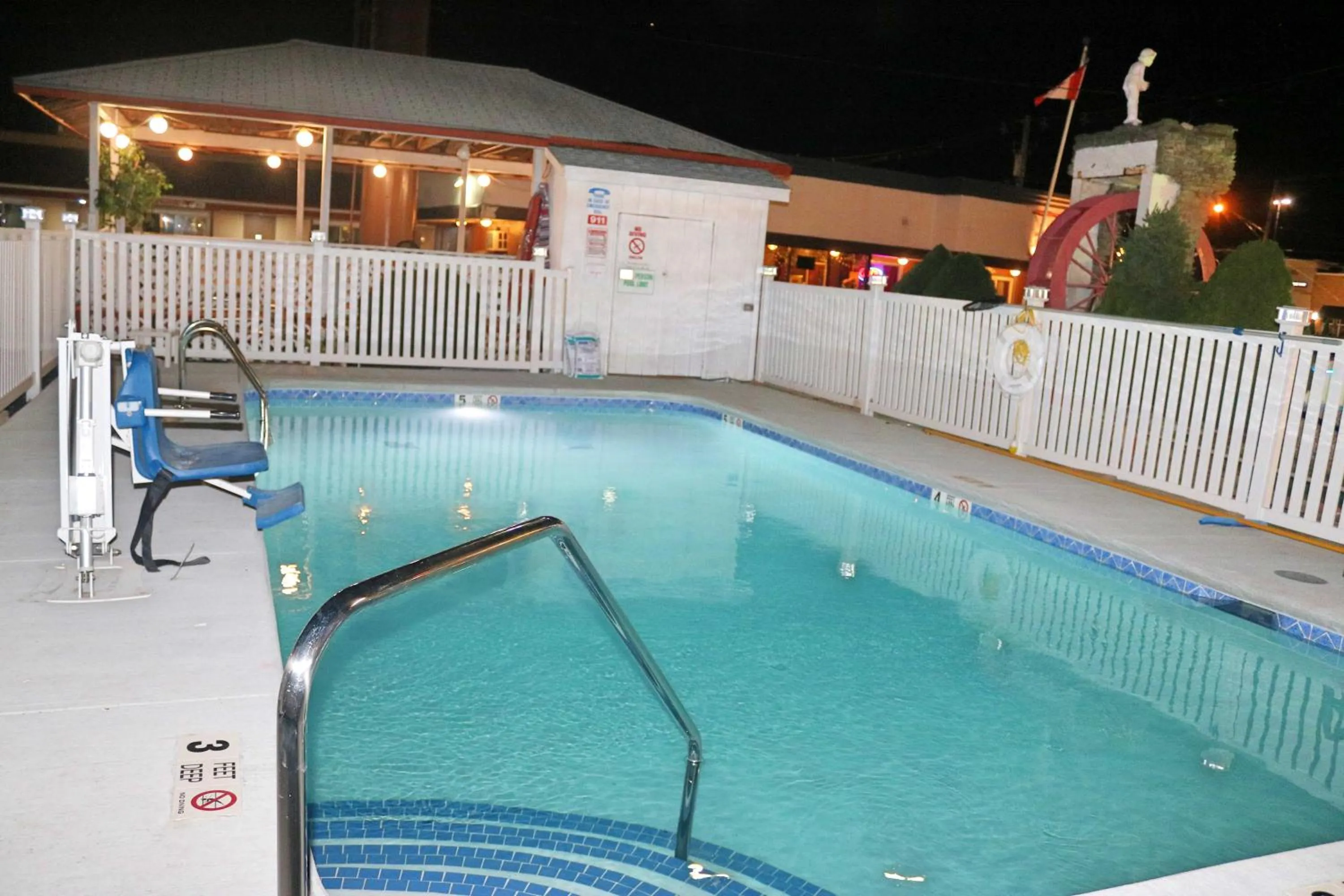 Swimming Pool in Budget Host Inn Niagara Falls
