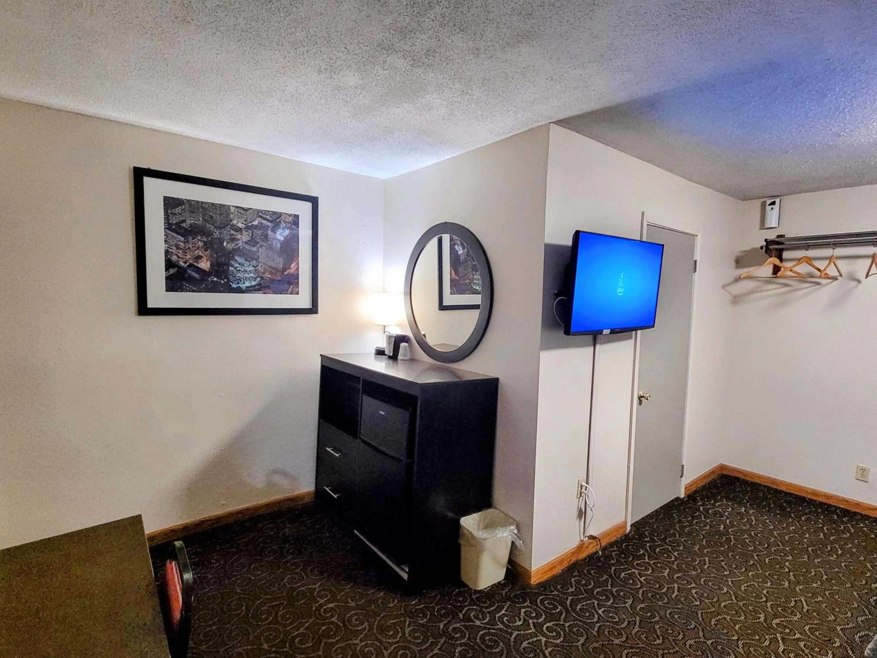 TV and multimedia, TV/Entertainment Center in Budget Host Inn Niagara Falls