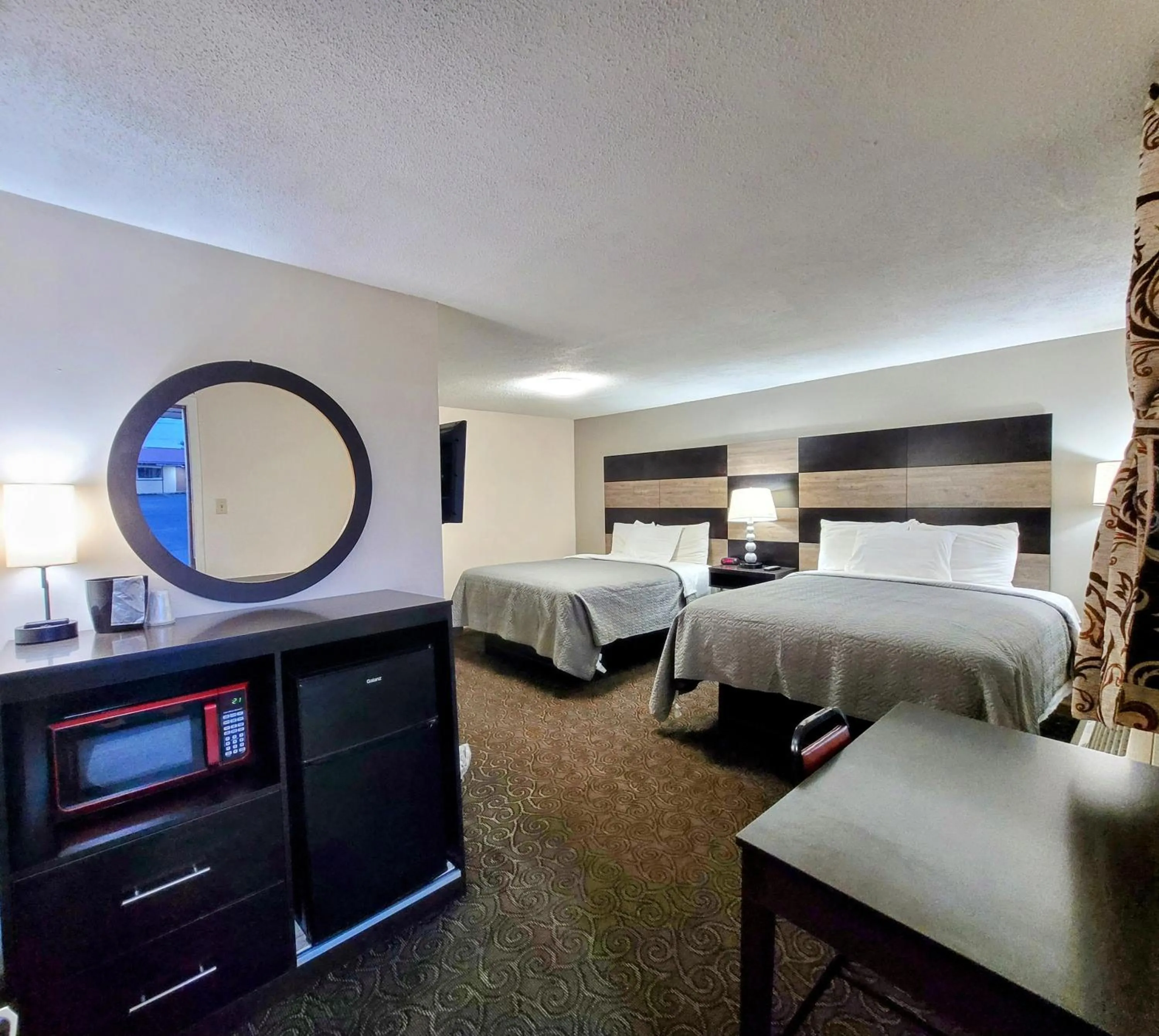 Photo of the whole room, Bed in Budget Host Inn Niagara Falls
