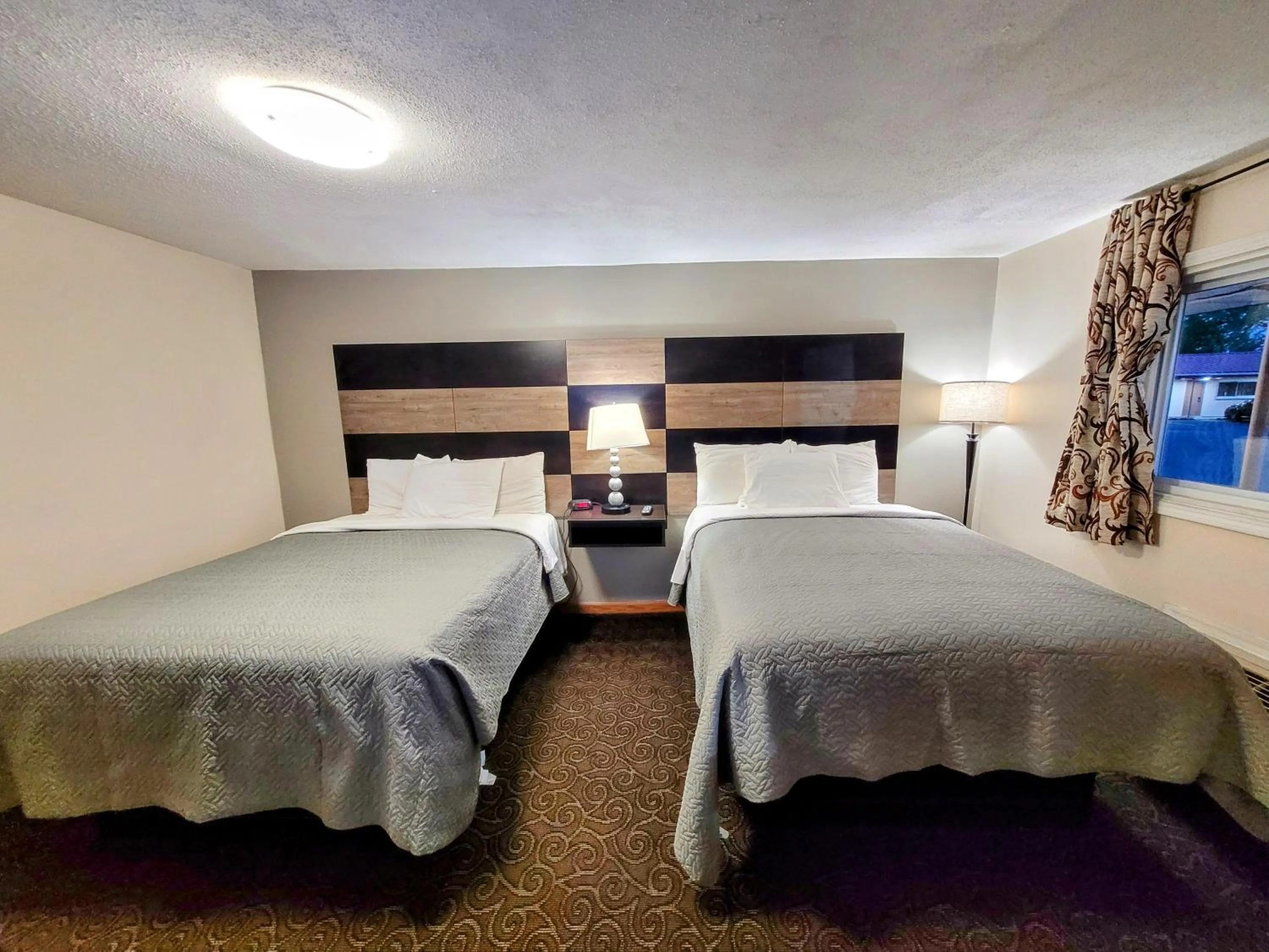 Bed in Budget Host Inn Niagara Falls