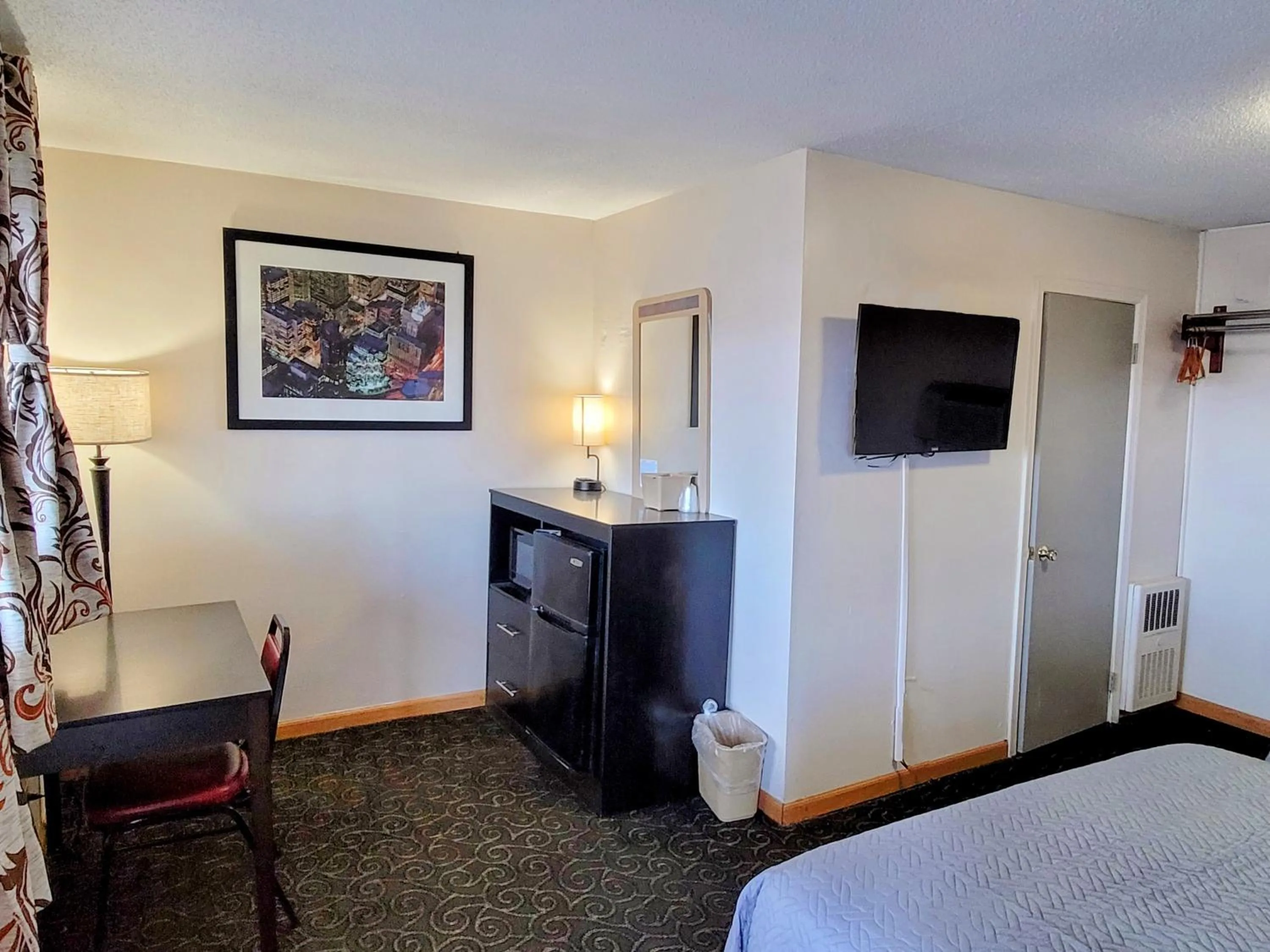 Photo of the whole room, Bed in Budget Host Inn Niagara Falls
