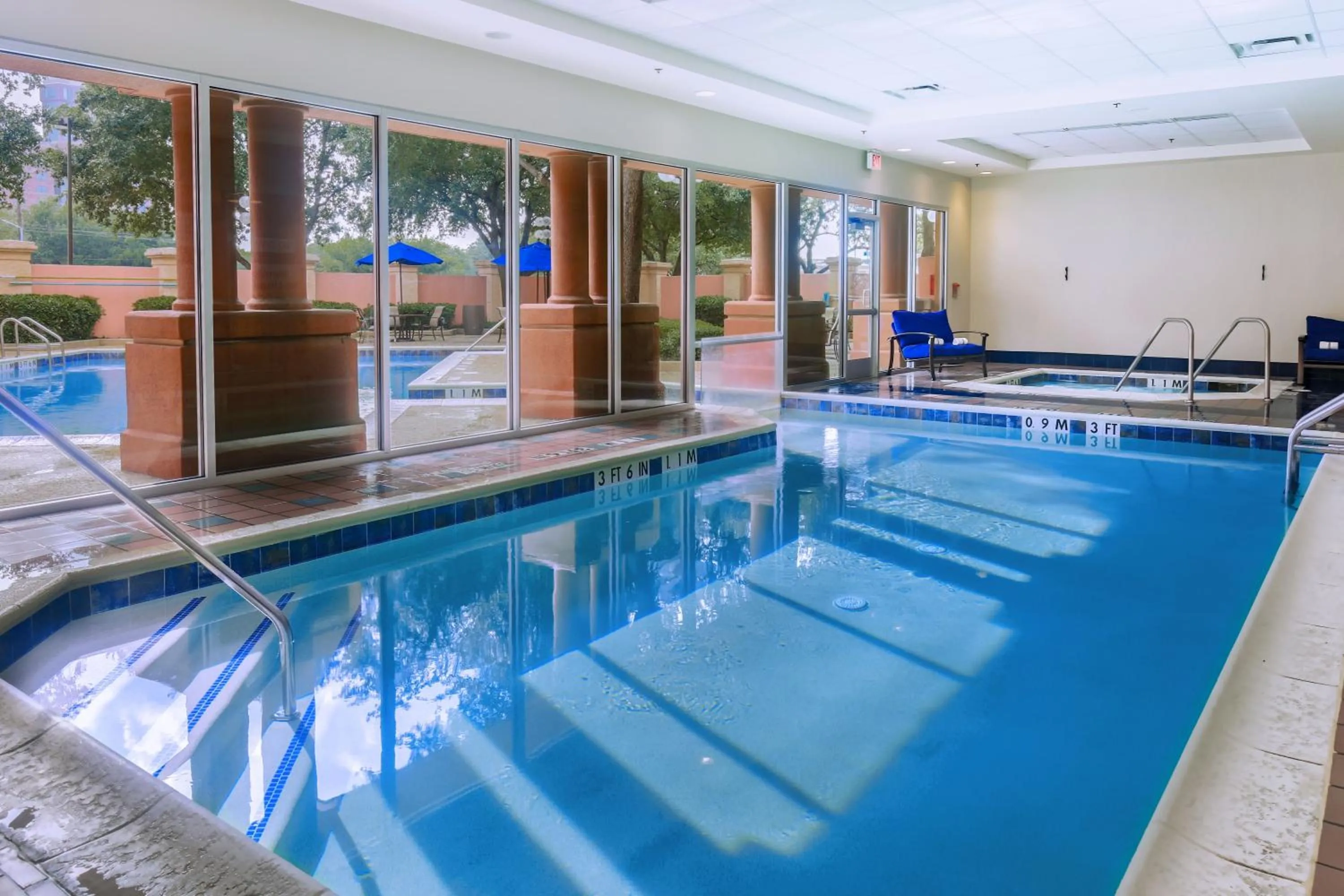 Swimming pool in Sheraton Suites Market Center Dallas