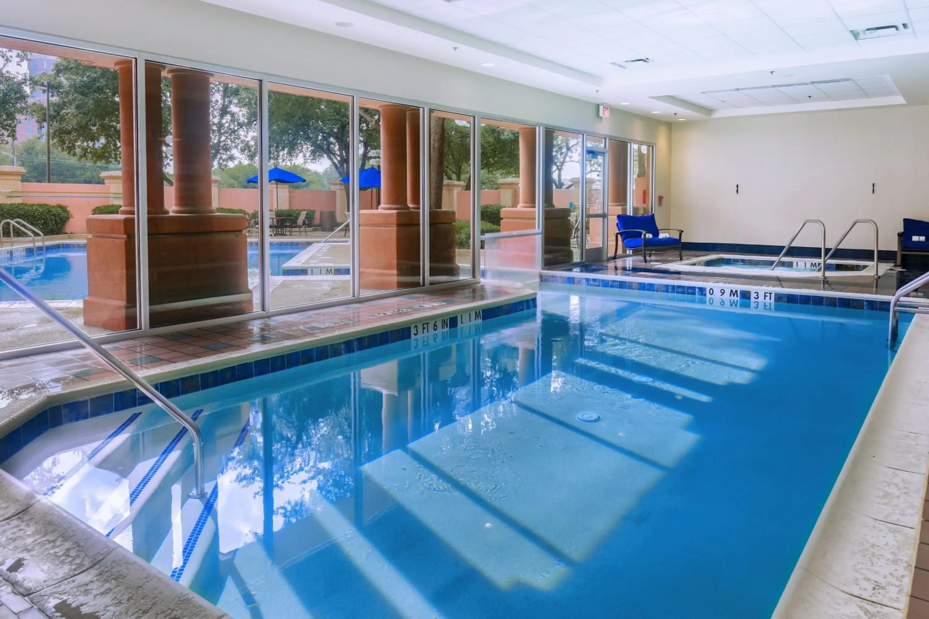 Swimming pool in Sheraton Suites Market Center Dallas