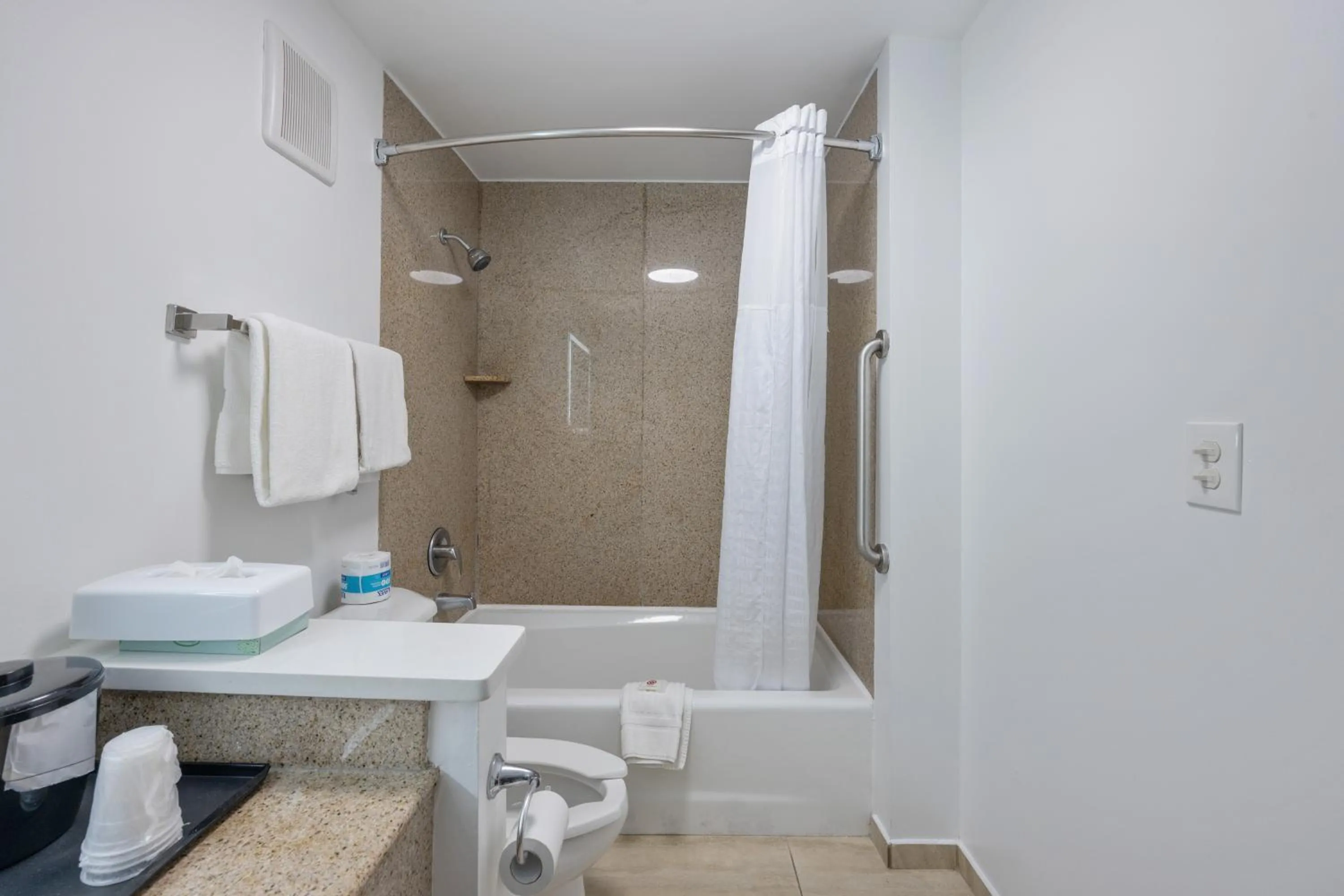 Shower in Comfort Inn Downtown Nashville - Music City Center