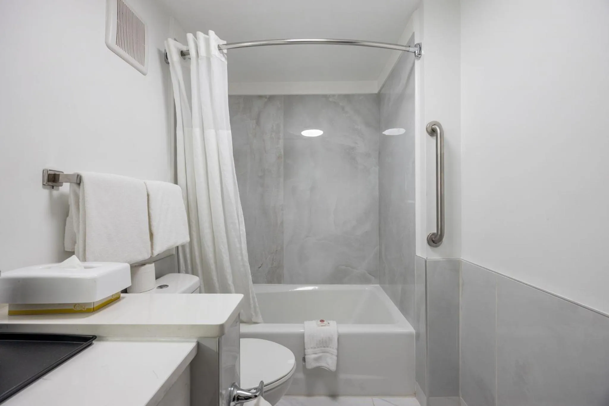 Shower in Comfort Inn Downtown Nashville - Music City Center