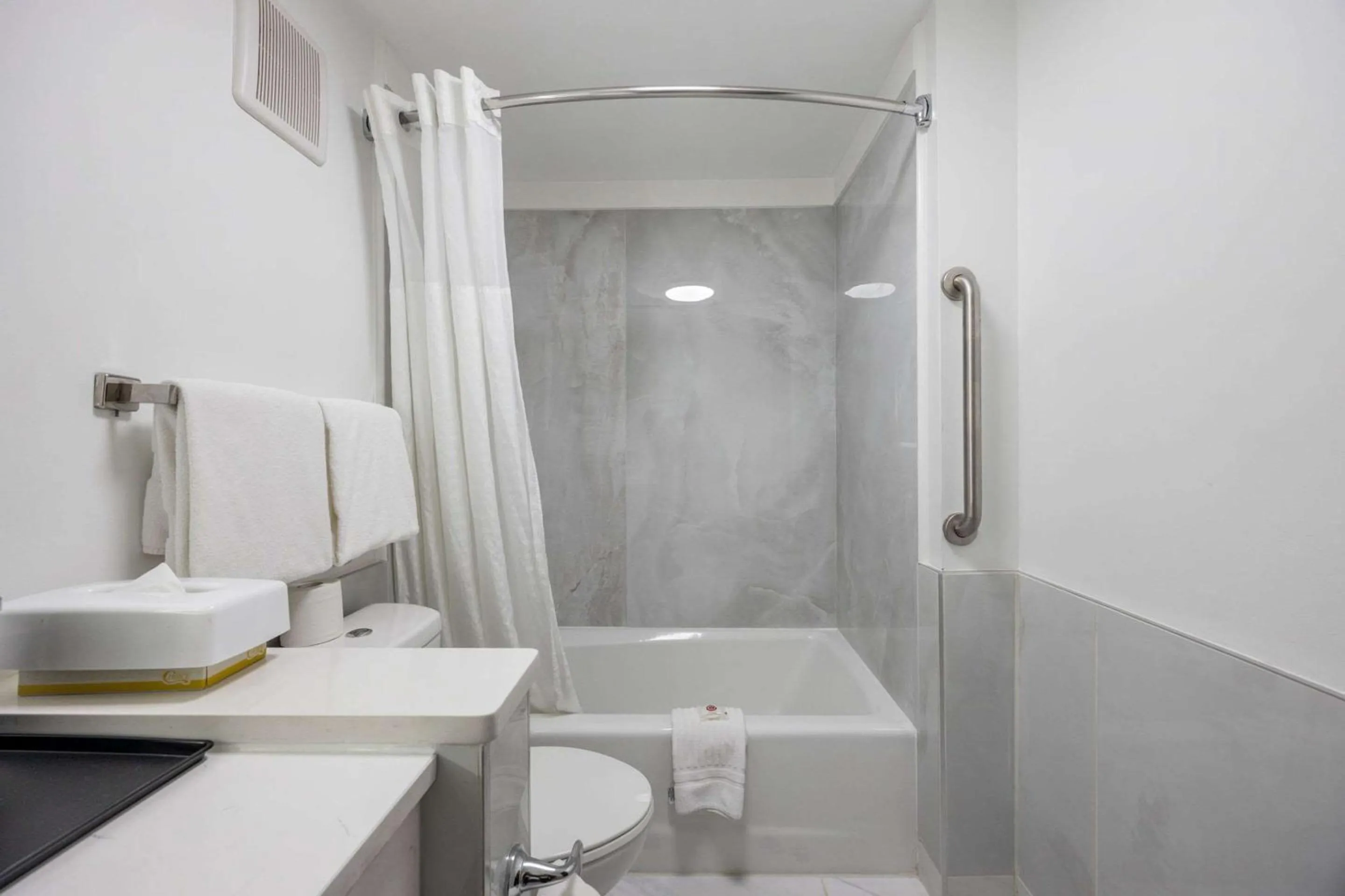 Bedroom in Comfort Inn Downtown Nashville - Music City Center