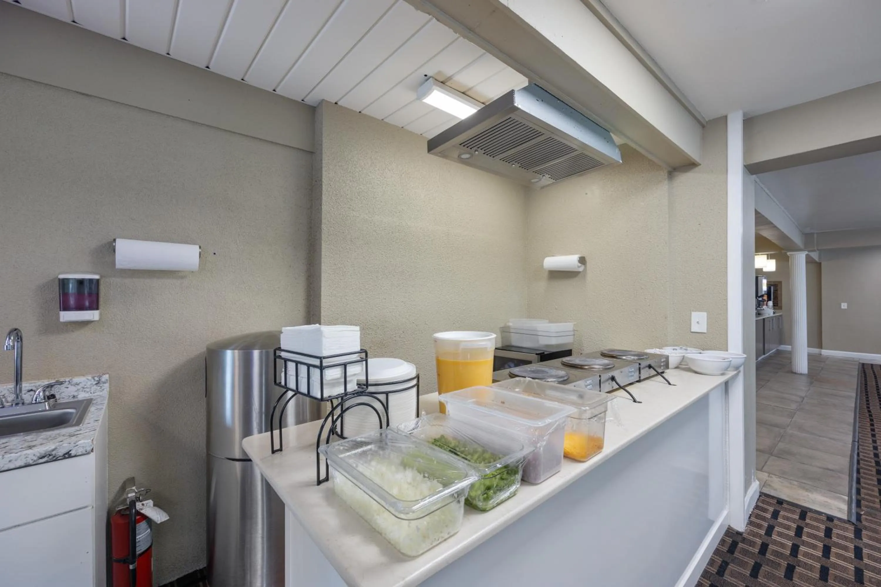 Kitchen or kitchenette in Comfort Inn Downtown Nashville - Music City Center