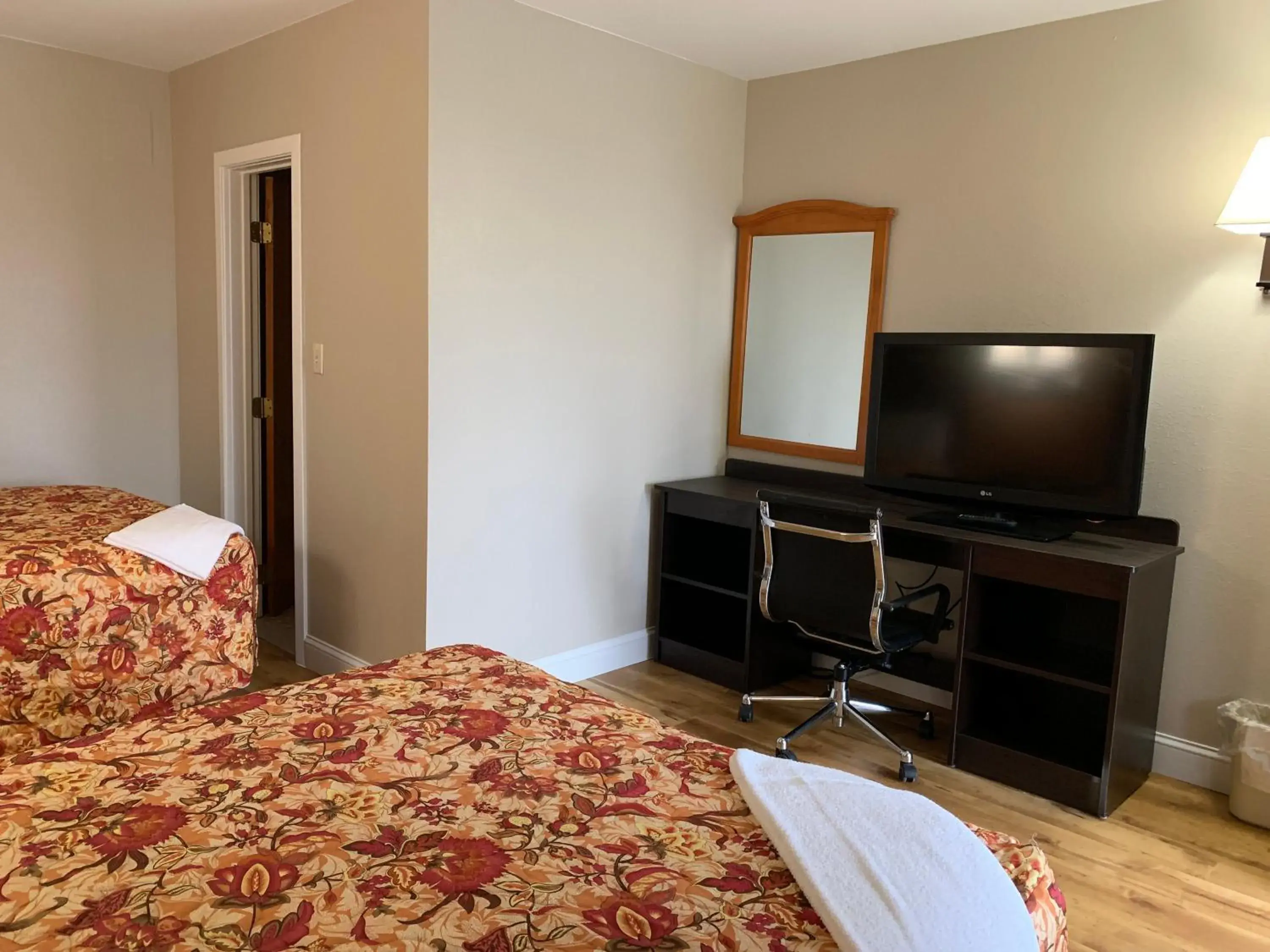 Double Room with Two Double Beds - Smoking in Rodeway Inn Double Room with Two Double Beds - Smoking in Rodeway Inn