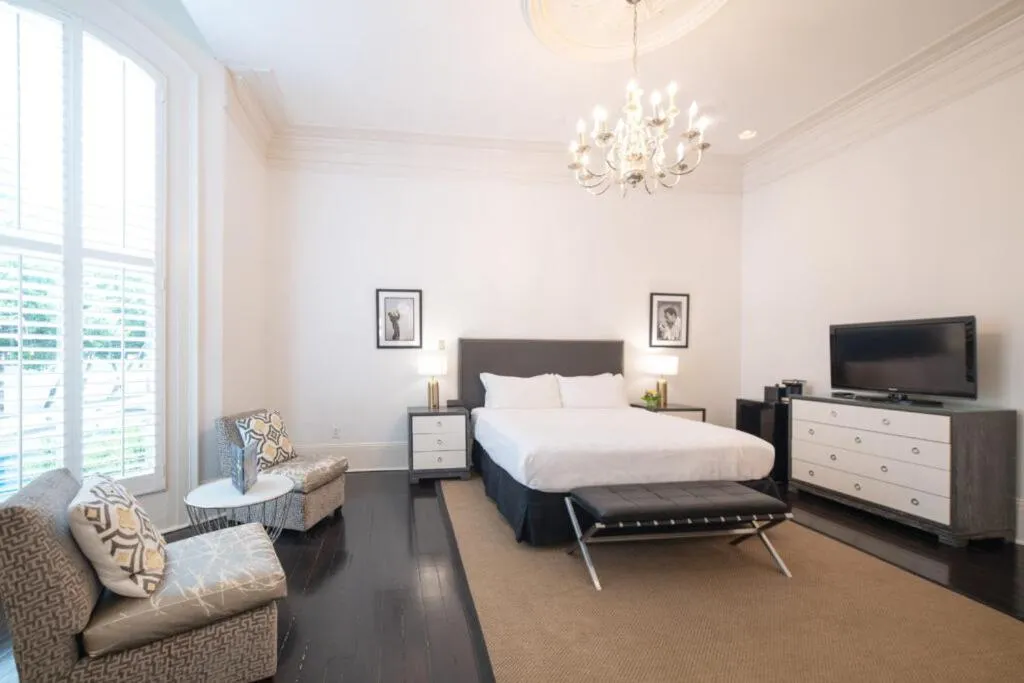 Bedroom, Bed in Melrose Mansion