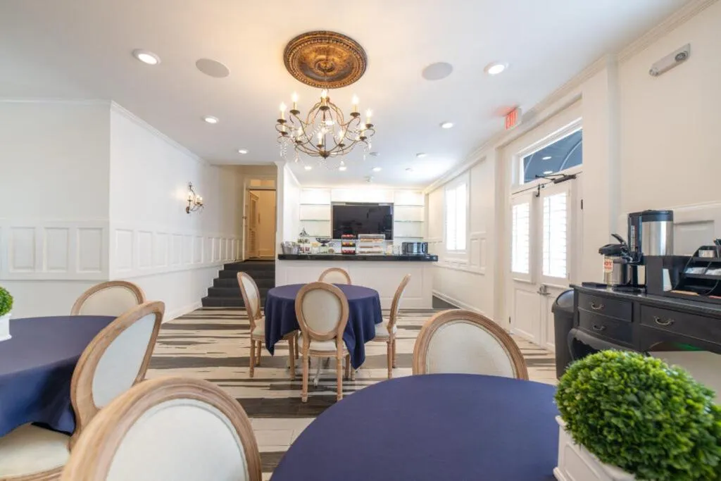 Breakfast in Melrose Mansion