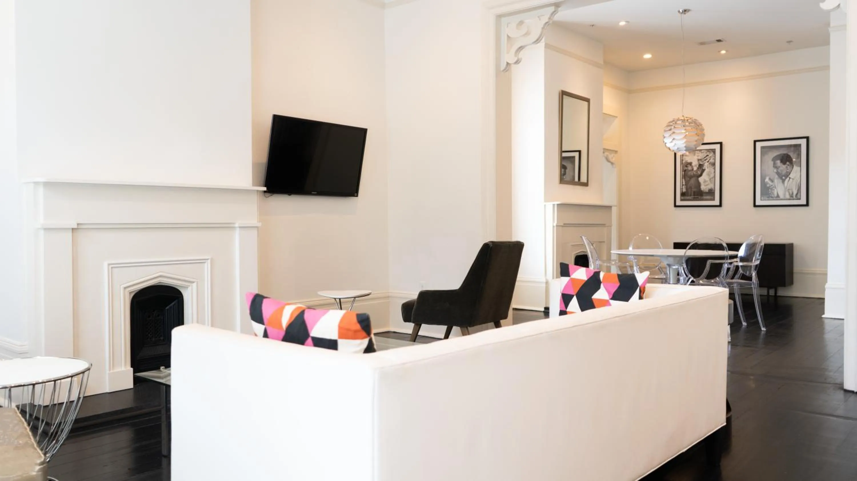 Living room in Melrose Mansion