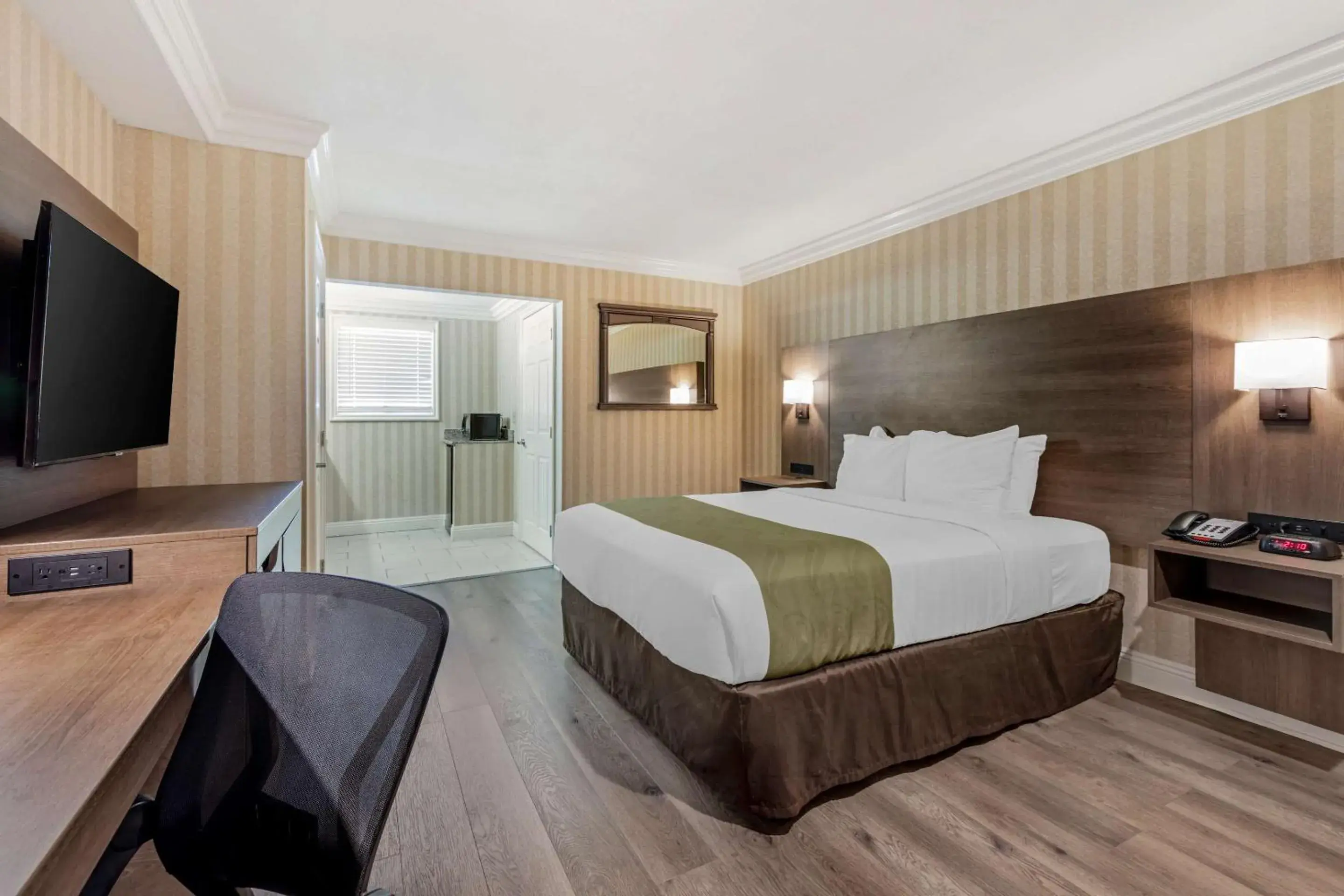 Bedroom, Bed in Quality Inn & Suites Anaheim Maingate Bedroom, Bed in Quality Inn & Suites Anaheim Maingate