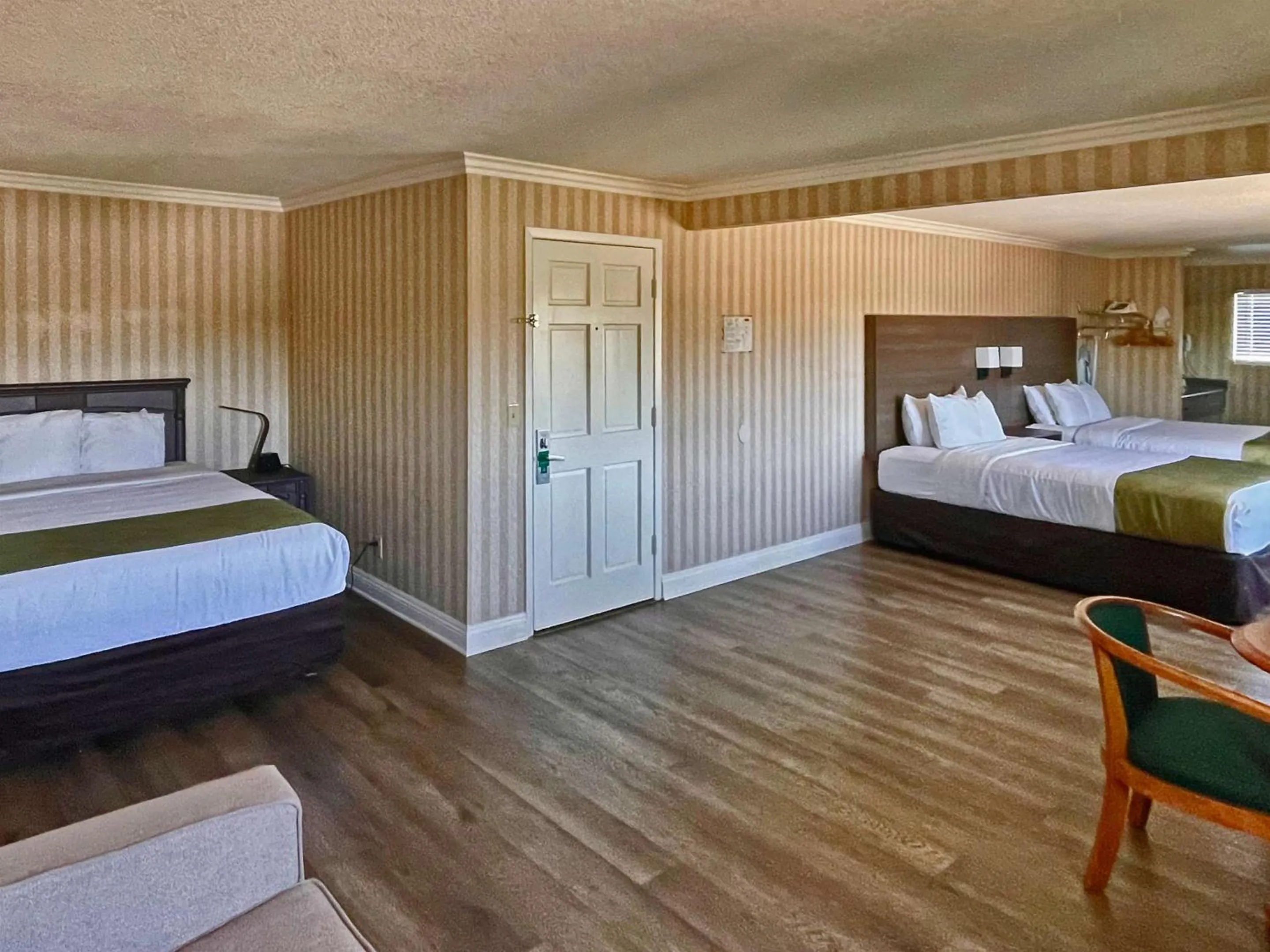 Bedroom, Bed in Quality Inn & Suites Anaheim Maingate