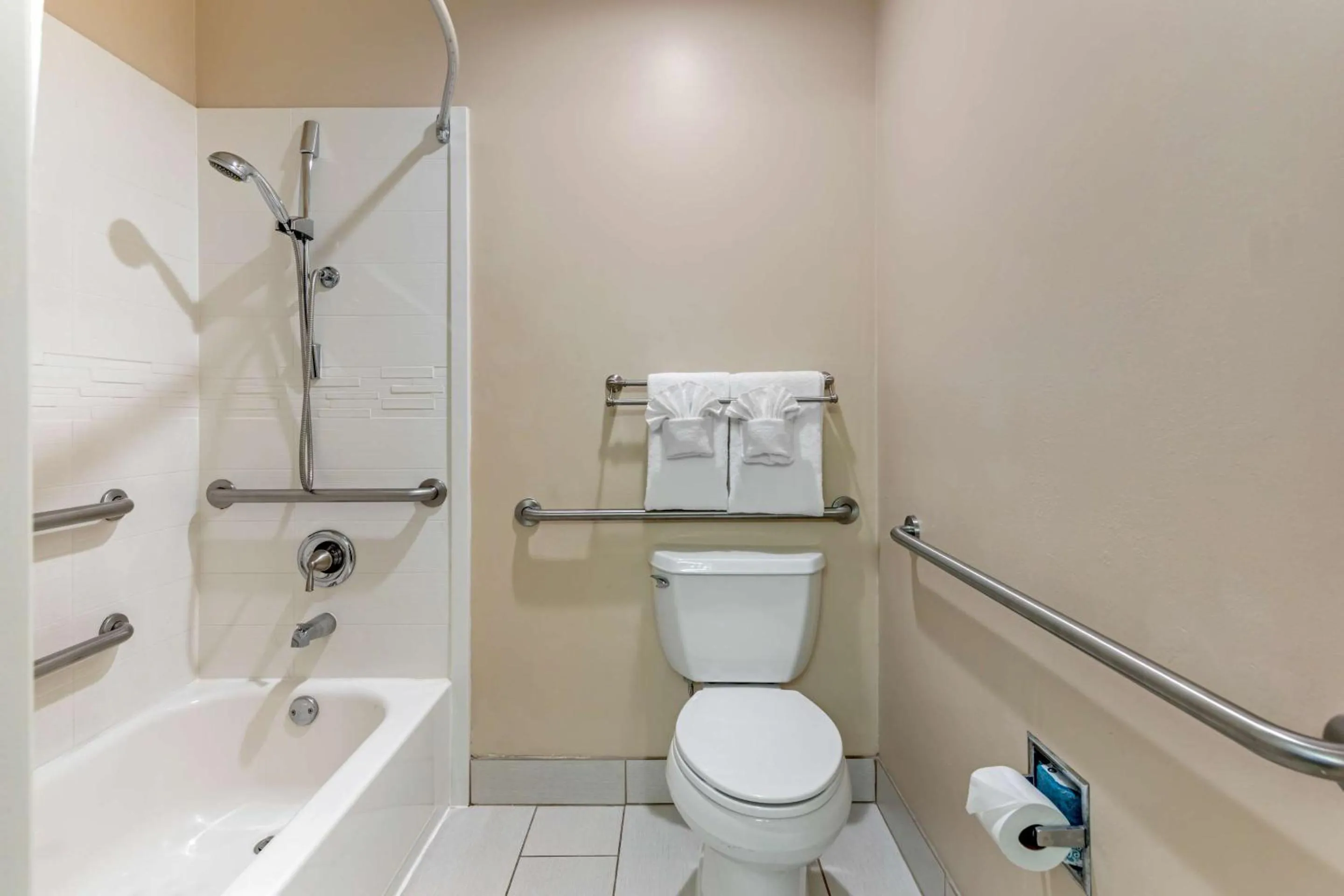 Bedroom in Quality Inn & Suites Anaheim Maingate