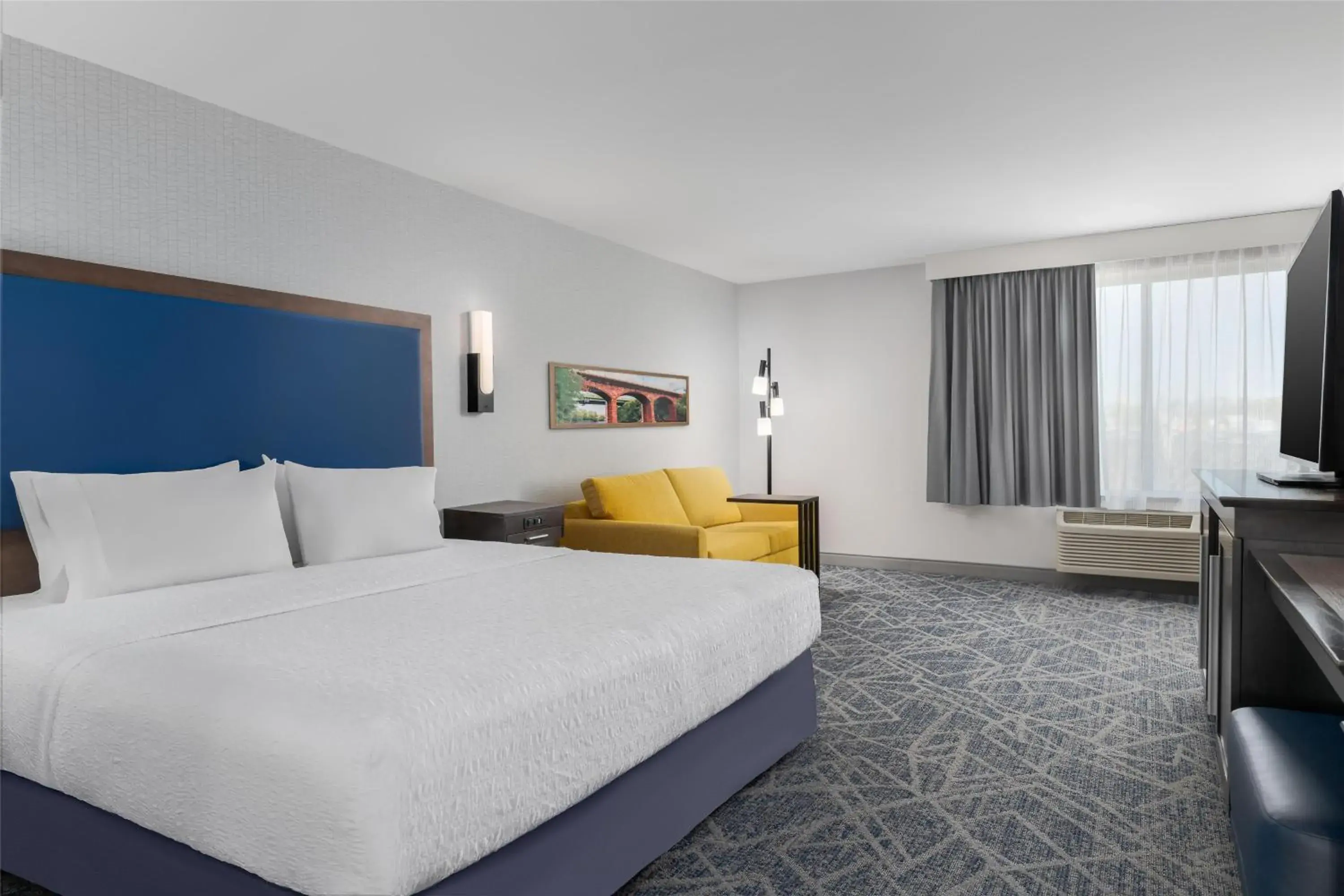 Bed in Hampton Inn-Pawtucket, RI Bed in Hampton Inn-Pawtucket, RI