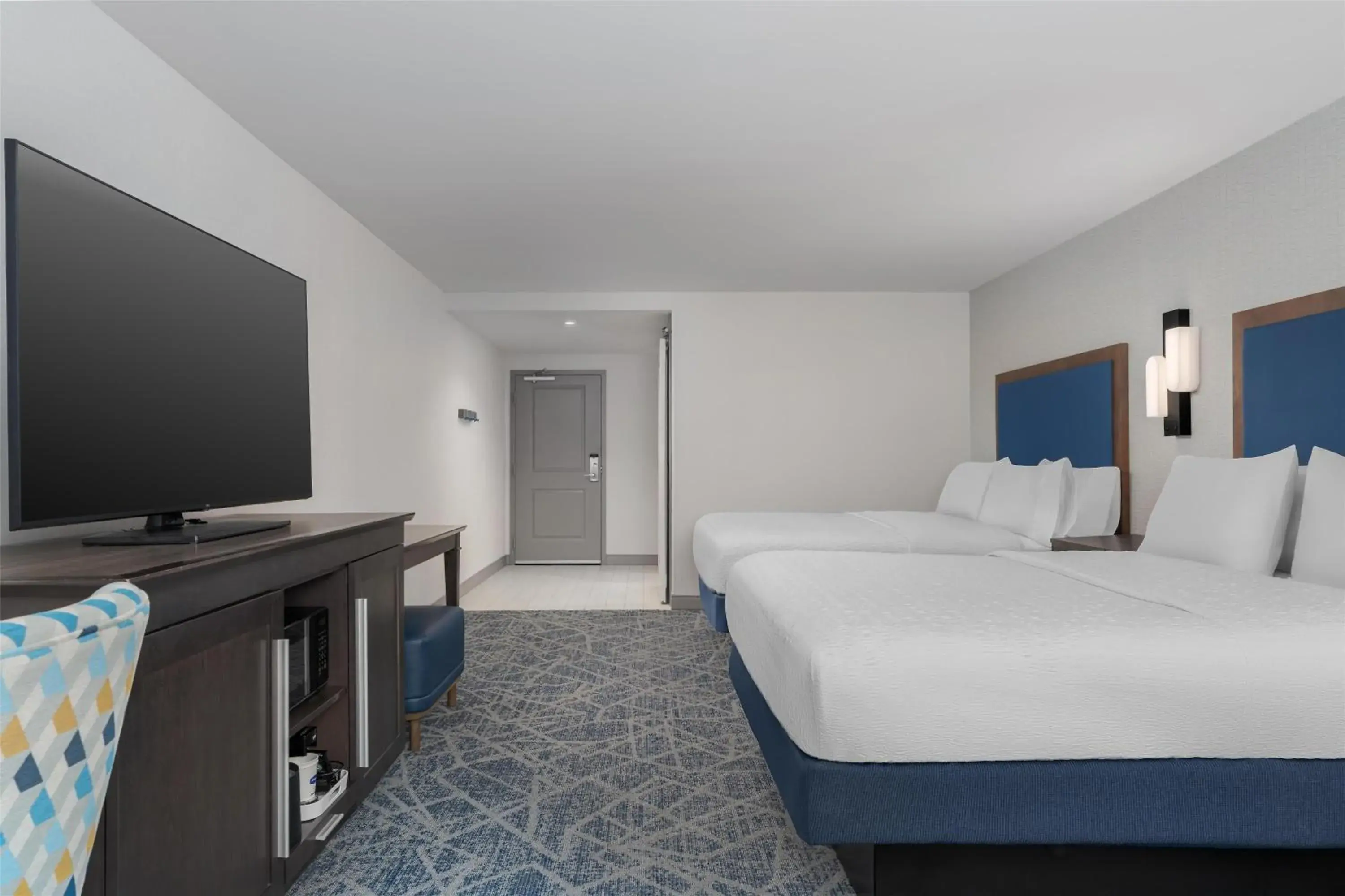 Queen Room with Two Queen Beds - Mobility and Hearing Access/Non-Smoking in Hampton Inn-Pawtucket, RI Queen Room with Two Queen Beds - Mobility and Hearing Access/Non-Smoking in Hampton Inn-Pawtucket, RI