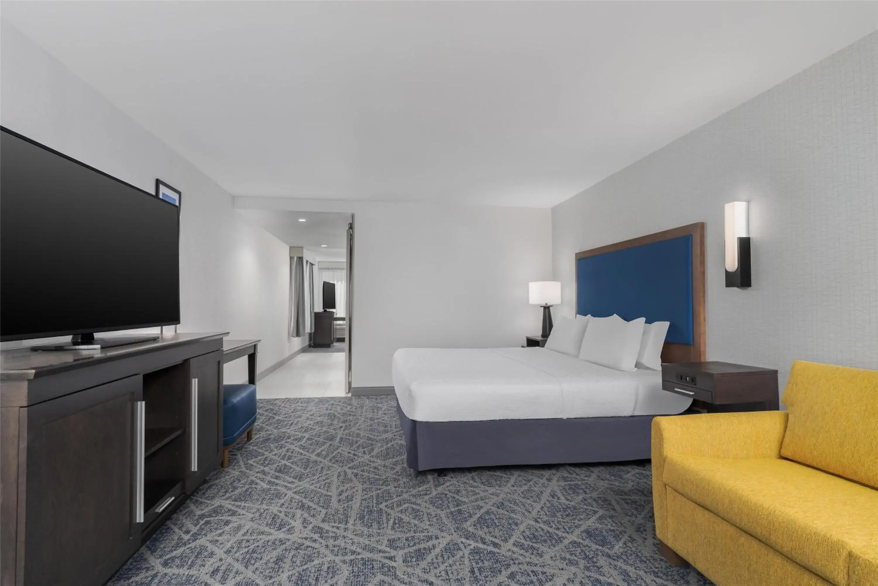 Living room, Bed in Hampton Inn-Pawtucket, RI Living room, Bed in Hampton Inn-Pawtucket, RI