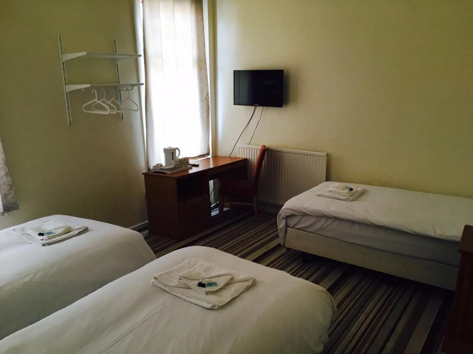 Day, Bed in The Tudor House Hotel