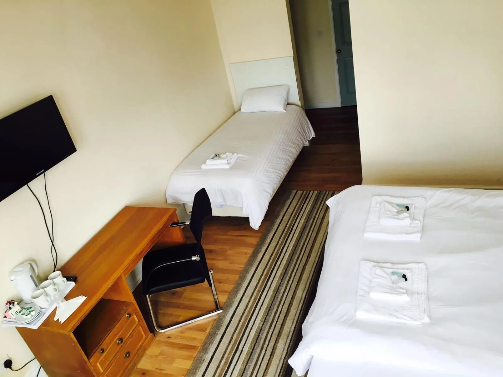 Photo of the whole room, Bed in The Tudor House Hotel