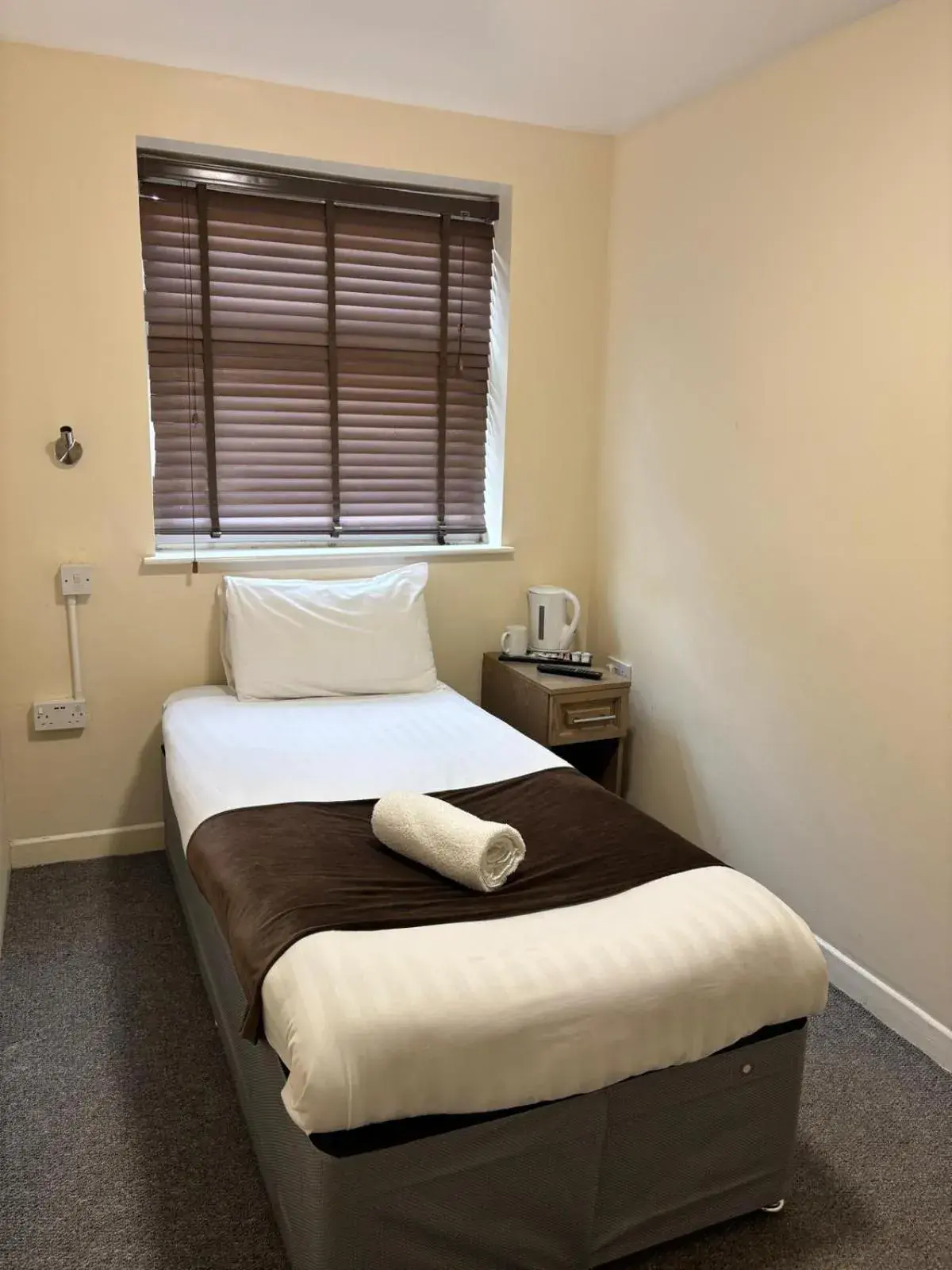 Single Room with Private Bathroom in The Tudor House Hotel Single Room with Private Bathroom in The Tudor House Hotel