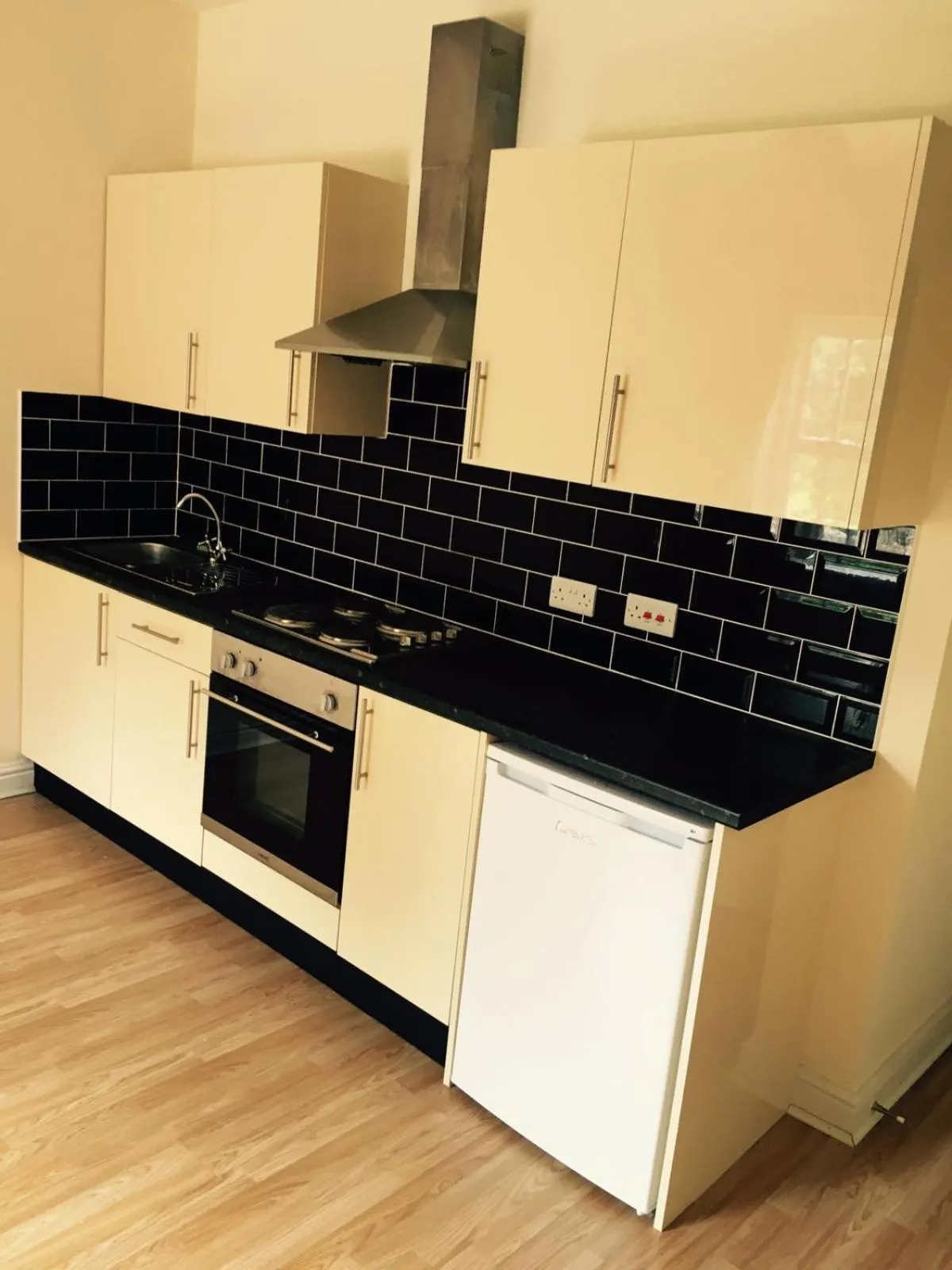 Kitchen or kitchenette in The Tudor House Hotel