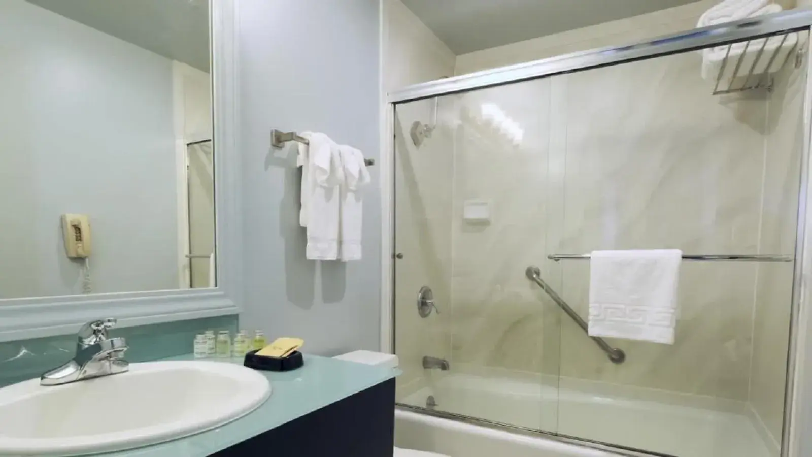 Bathroom in Hotel Fiona Bathroom in Hotel Fiona