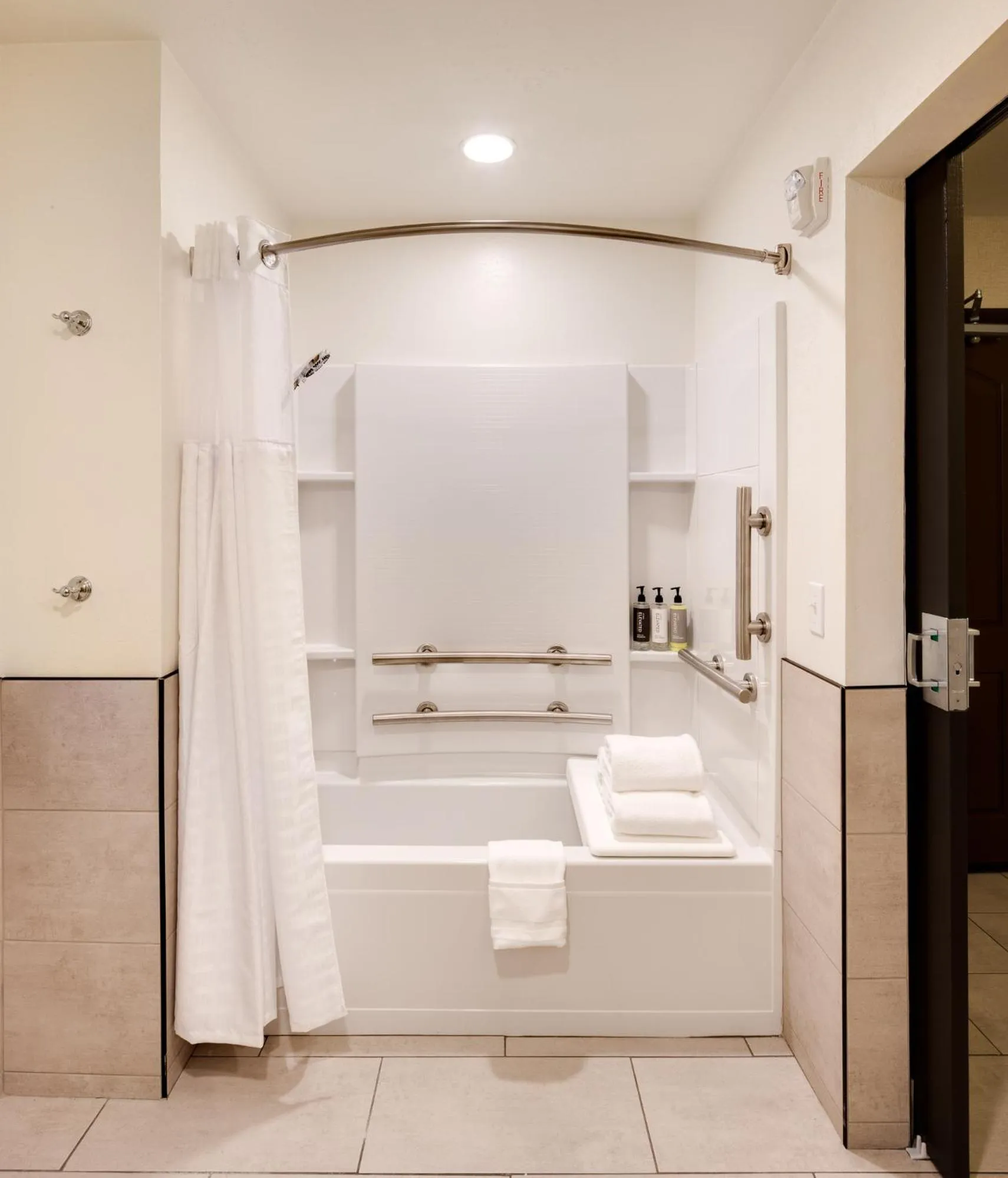 Bath in Ayres Hotel Redlands - Loma Linda