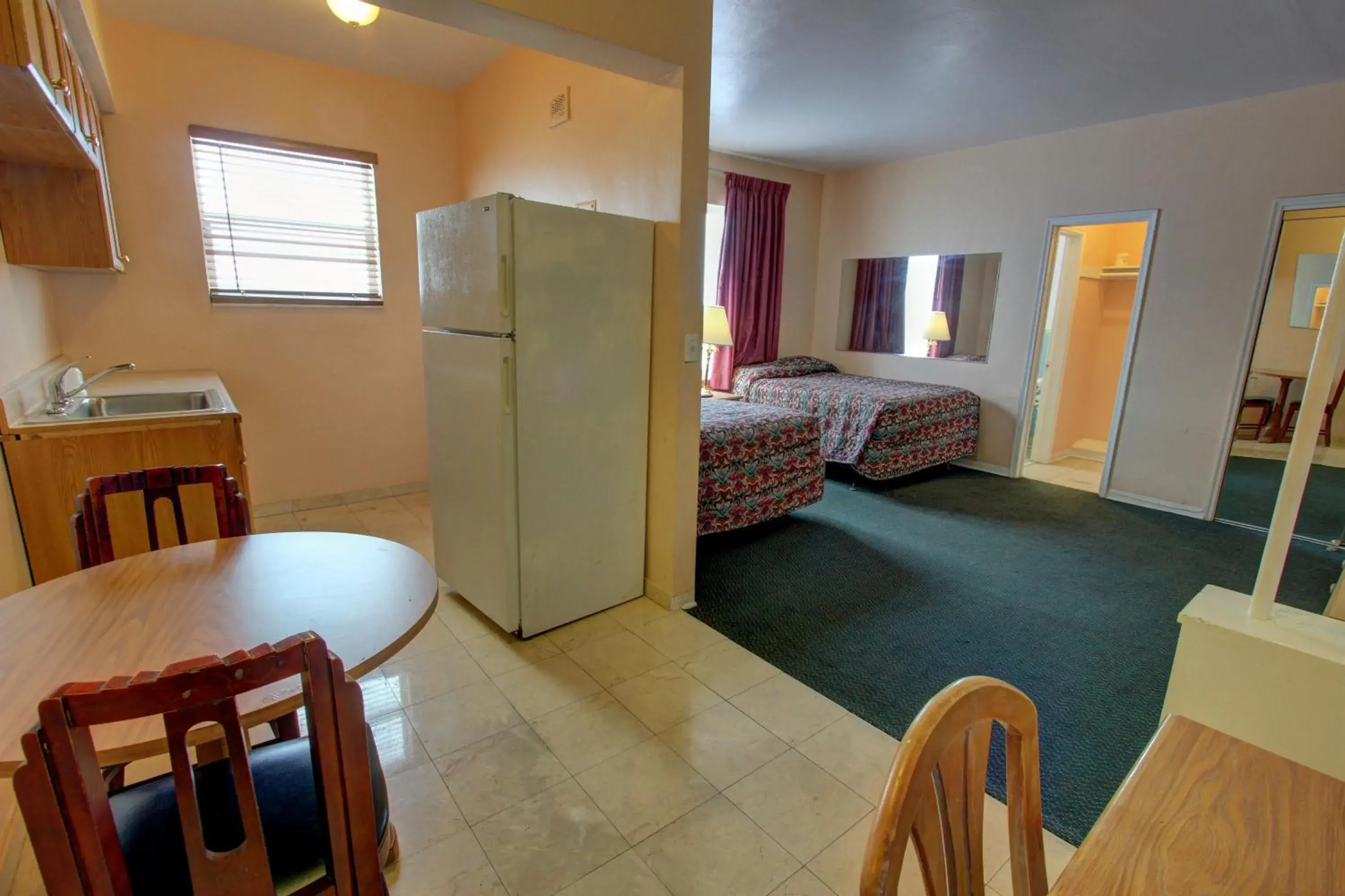 Dining area, Bed in Geneva Hotel Dining area, Bed in Geneva Hotel