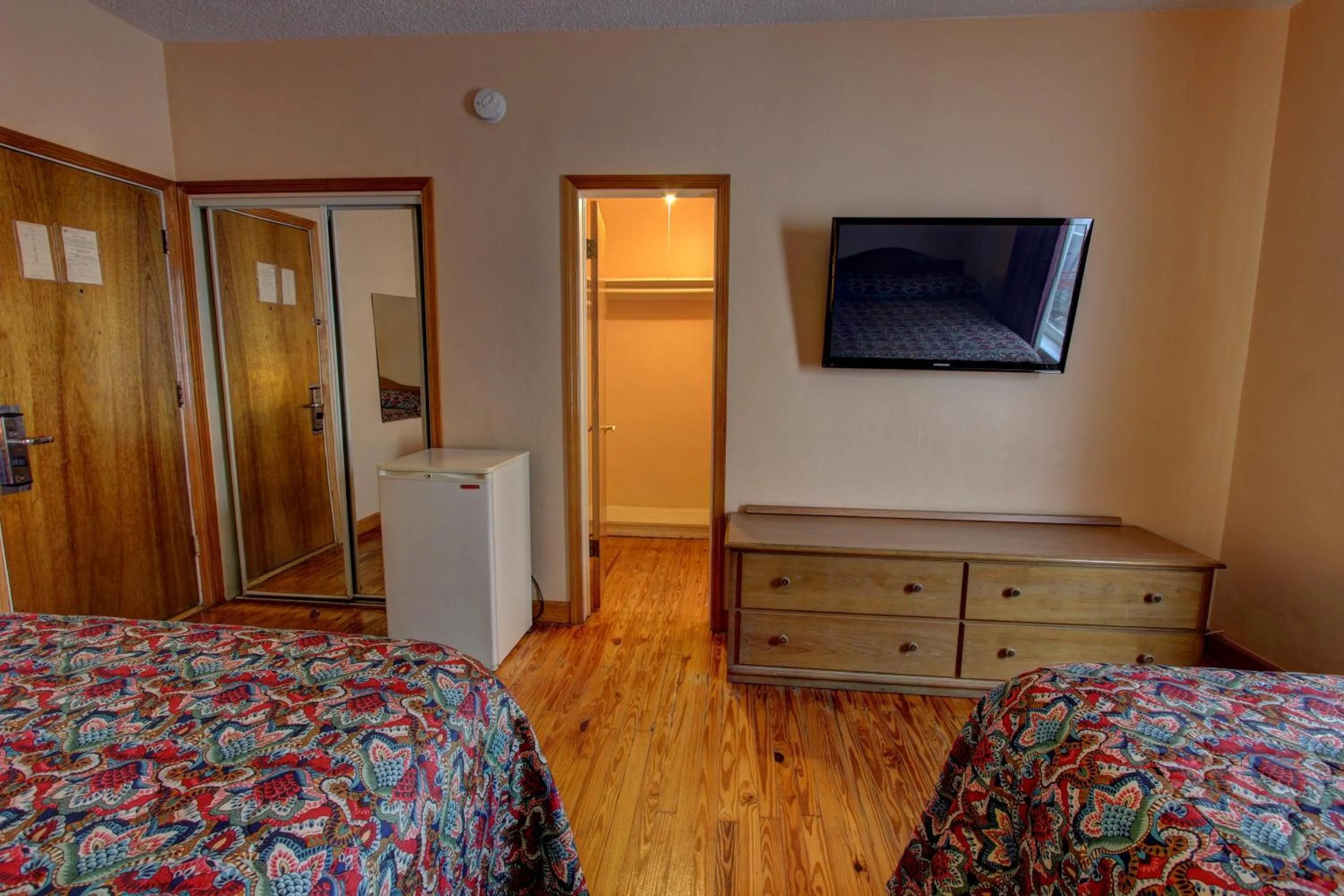 Bedroom, Bed in Geneva Hotel