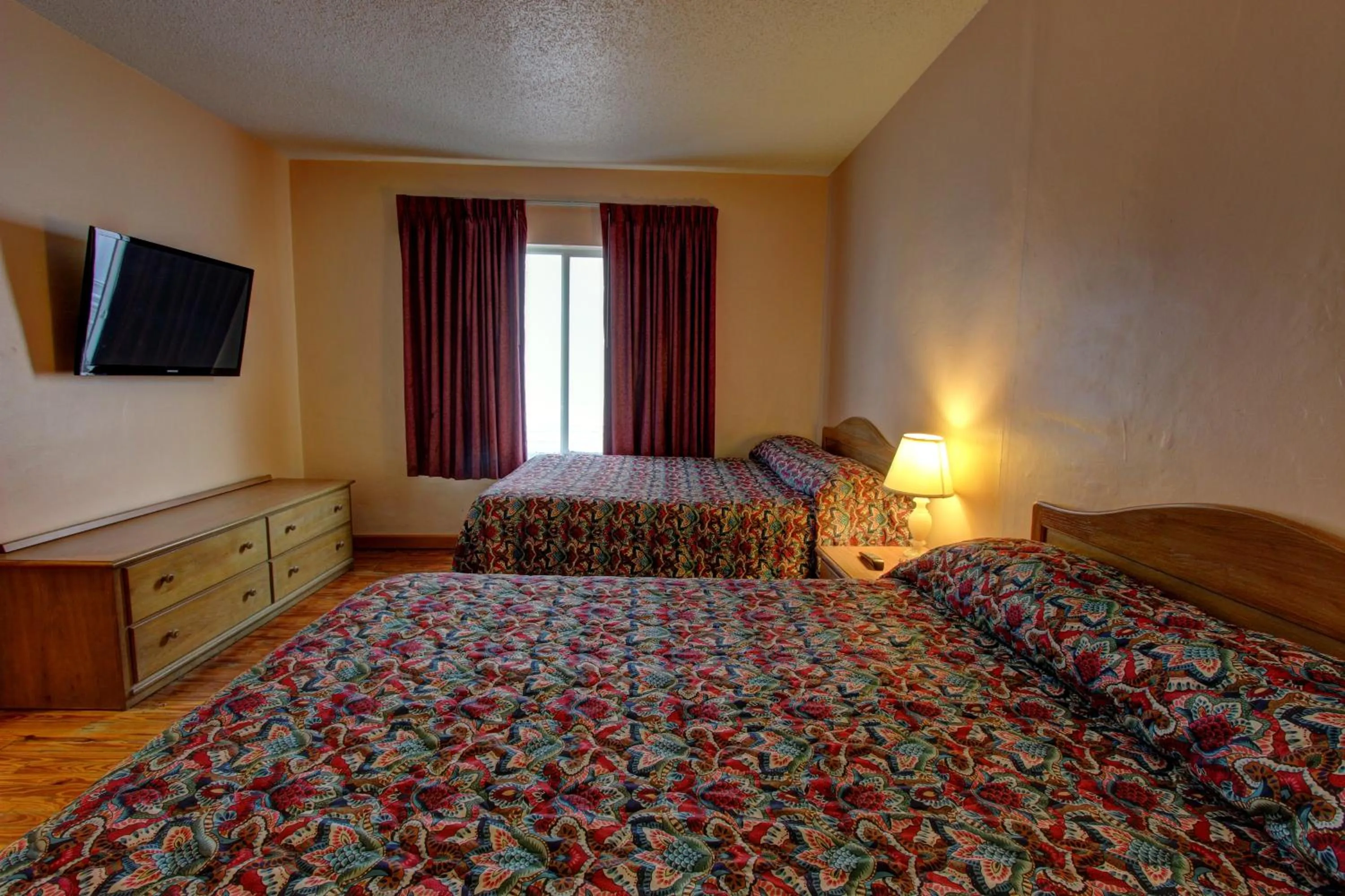 Bedroom, Bed in Geneva Hotel