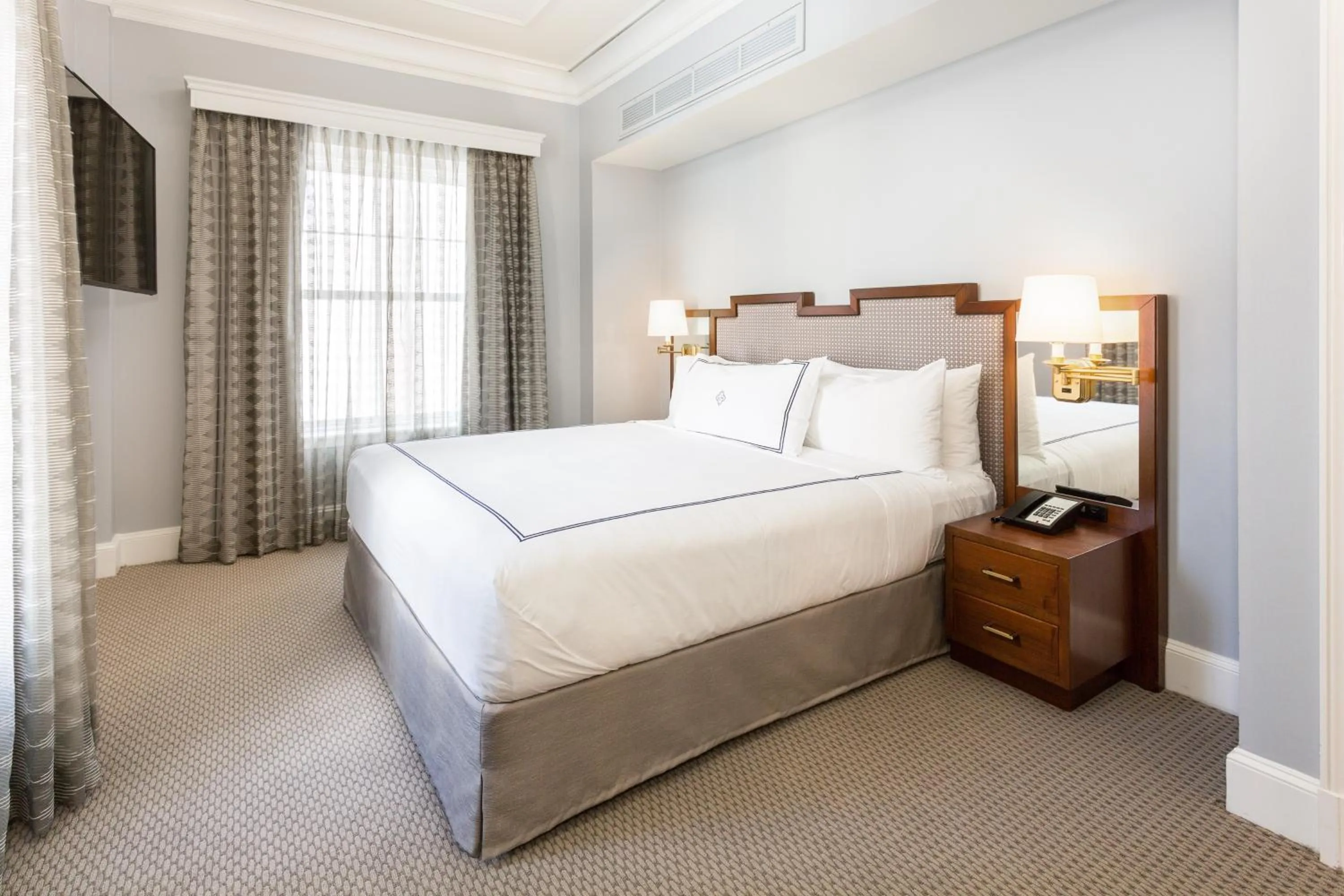 Bed in The Lancaster Hotel