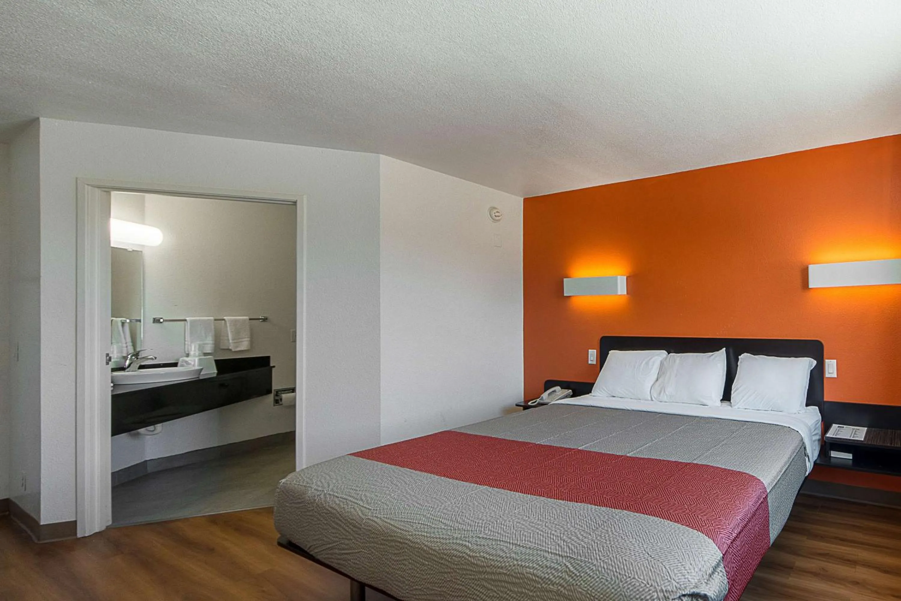 Photo of the whole room, Bed in Motel 6-San Antonio, TX - Downtown - Alamo Dome