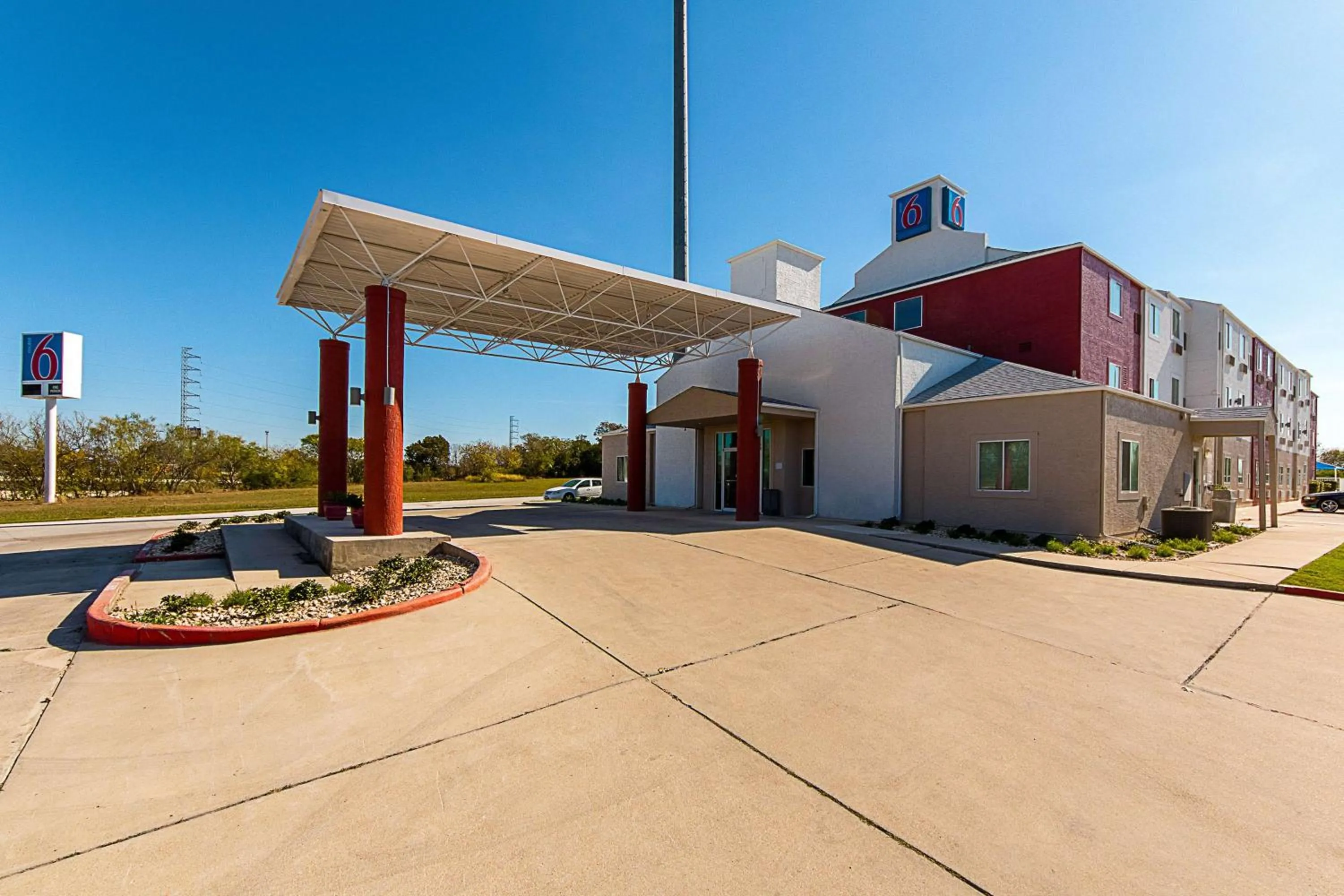 Property building in Motel 6-San Antonio, TX - Downtown - Alamo Dome