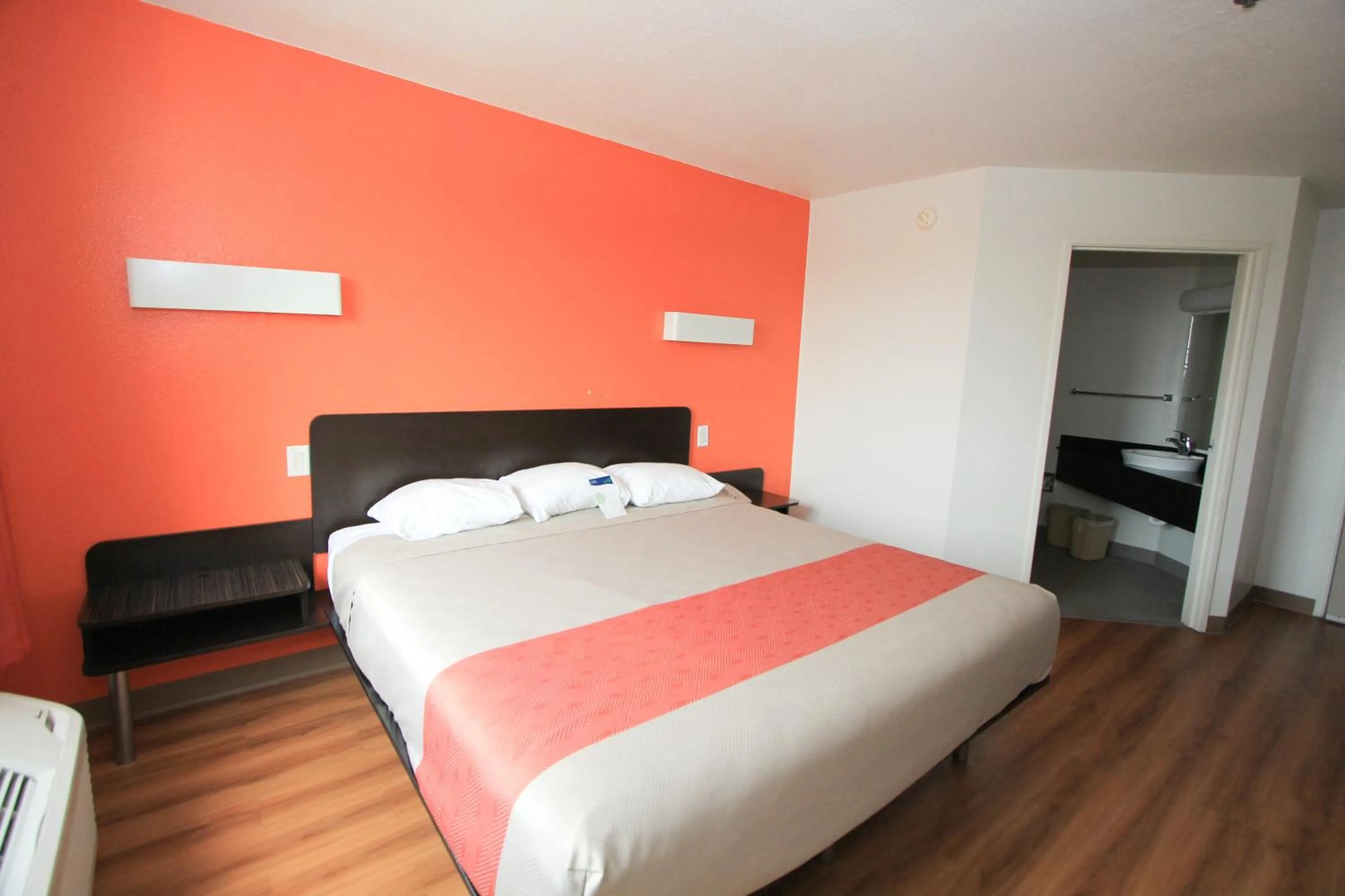 Bedroom, Bed in Motel 6-San Antonio, TX - Downtown - Alamo Dome