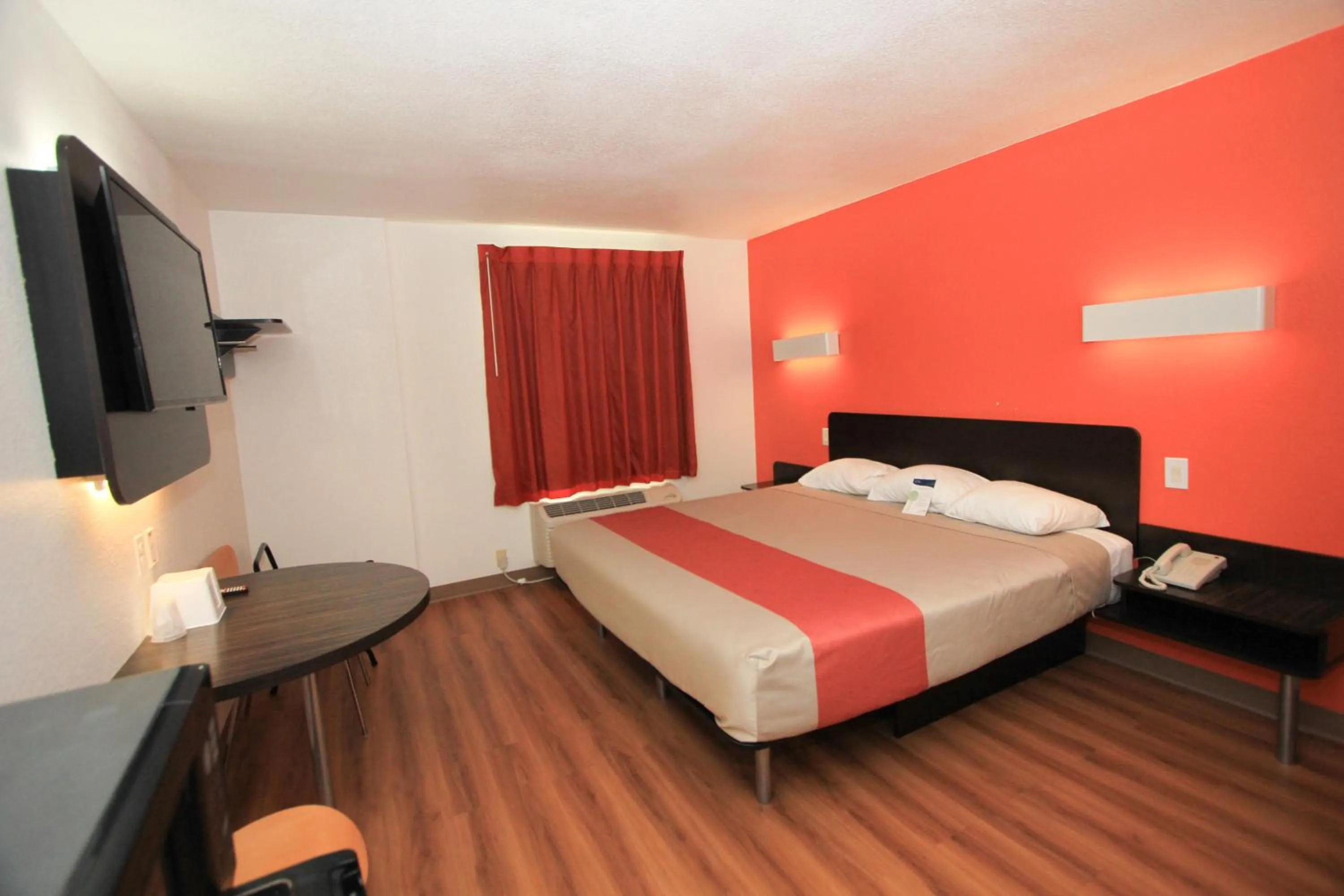 Bedroom, Bed in Motel 6-San Antonio, TX - Downtown - Alamo Dome