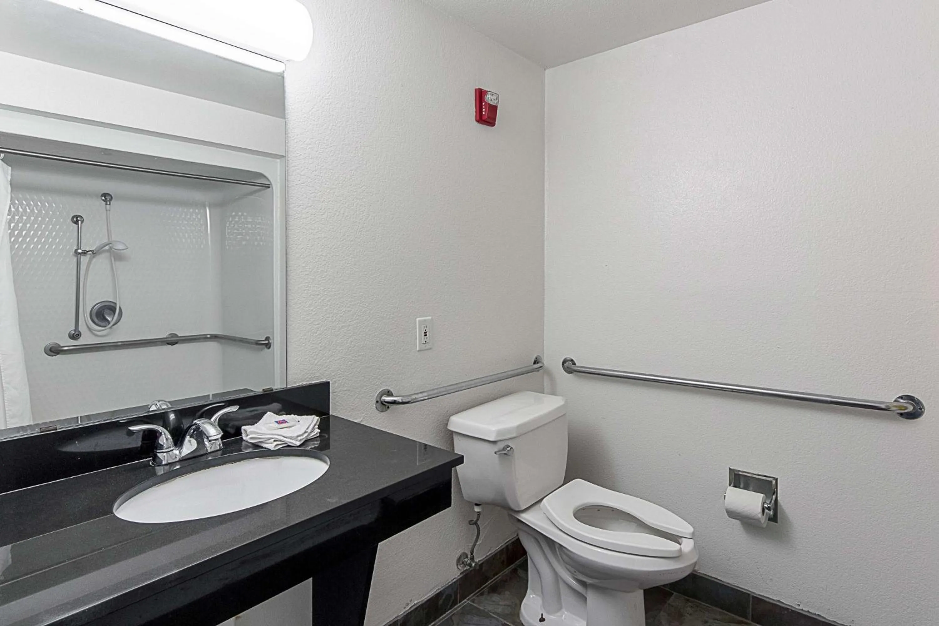Bathroom in Motel 6-San Antonio, TX - Downtown - Alamo Dome