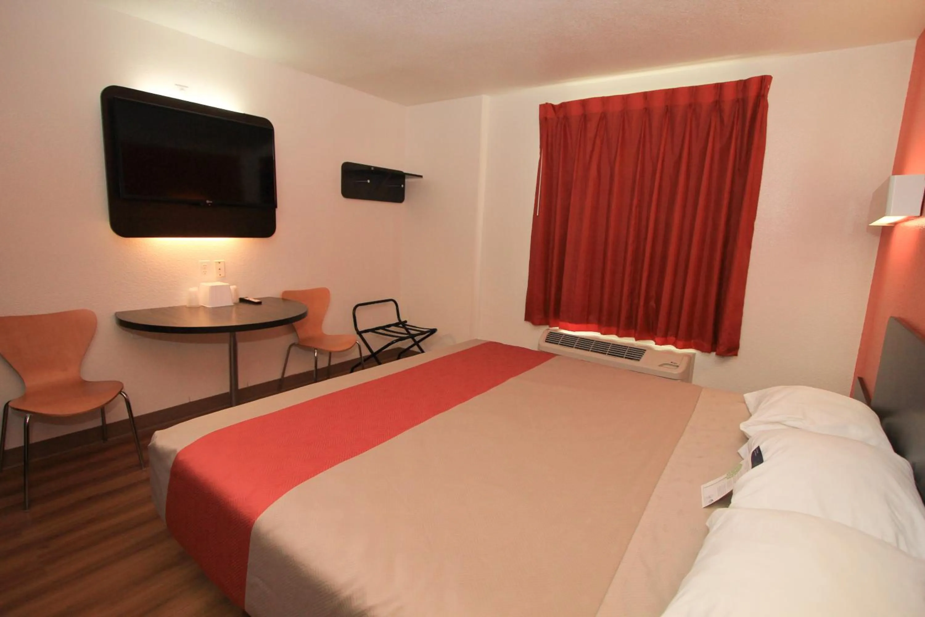 Bedroom, Bed in Motel 6-San Antonio, TX - Downtown - Alamo Dome