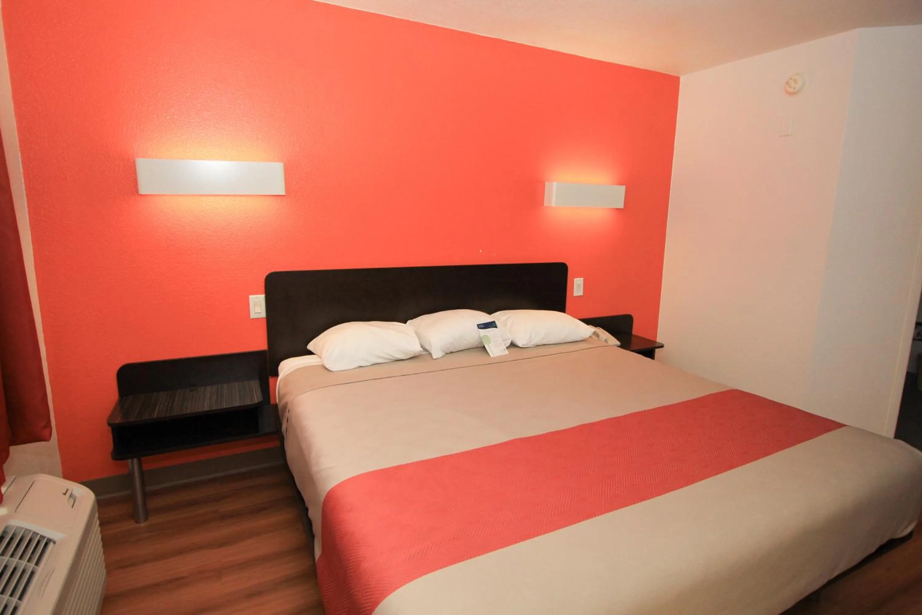 Bedroom, Bed in Motel 6-San Antonio, TX - Downtown - Alamo Dome