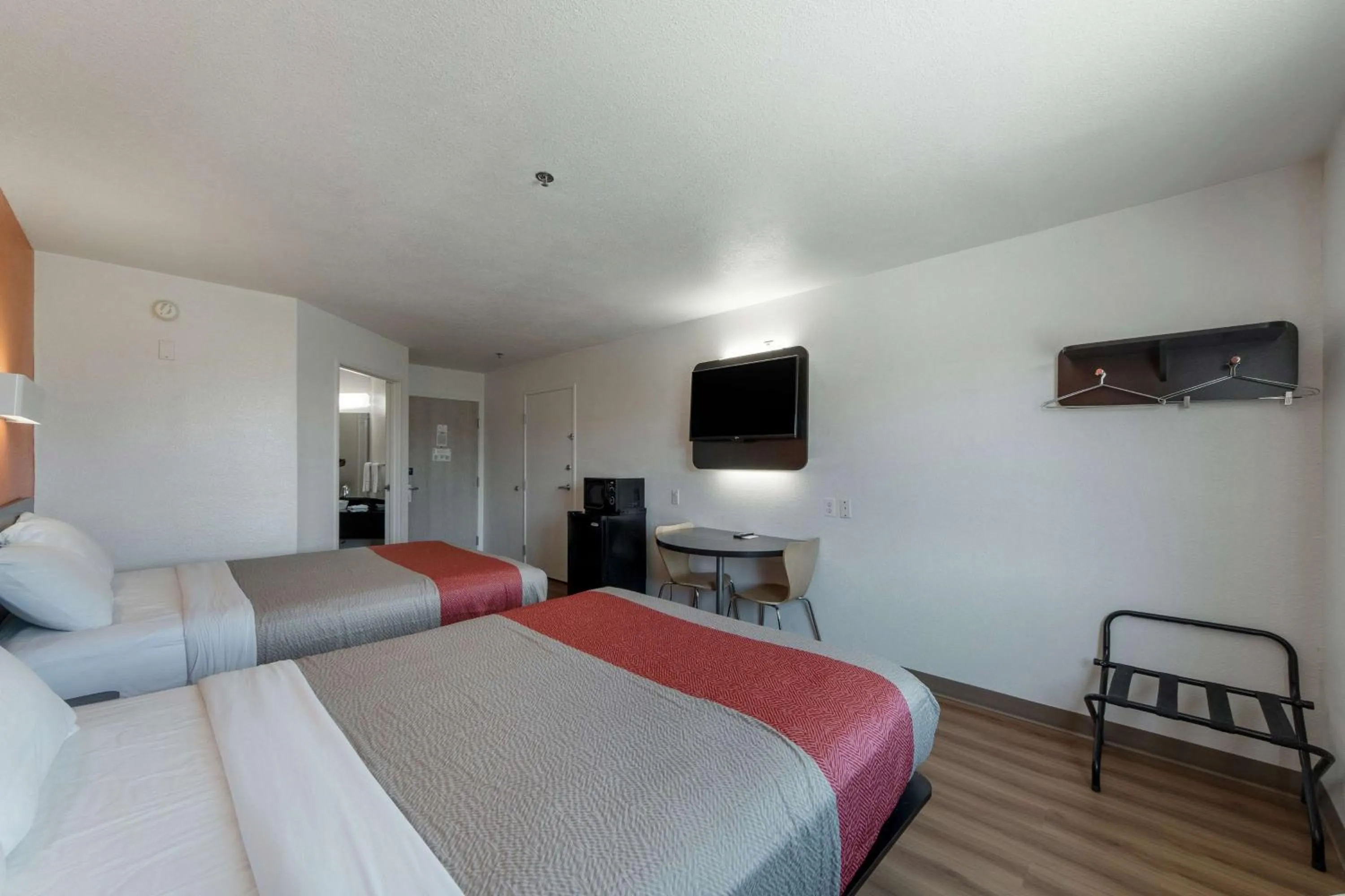 Photo of the whole room, Bed in Motel 6-San Antonio, TX - Downtown - Alamo Dome