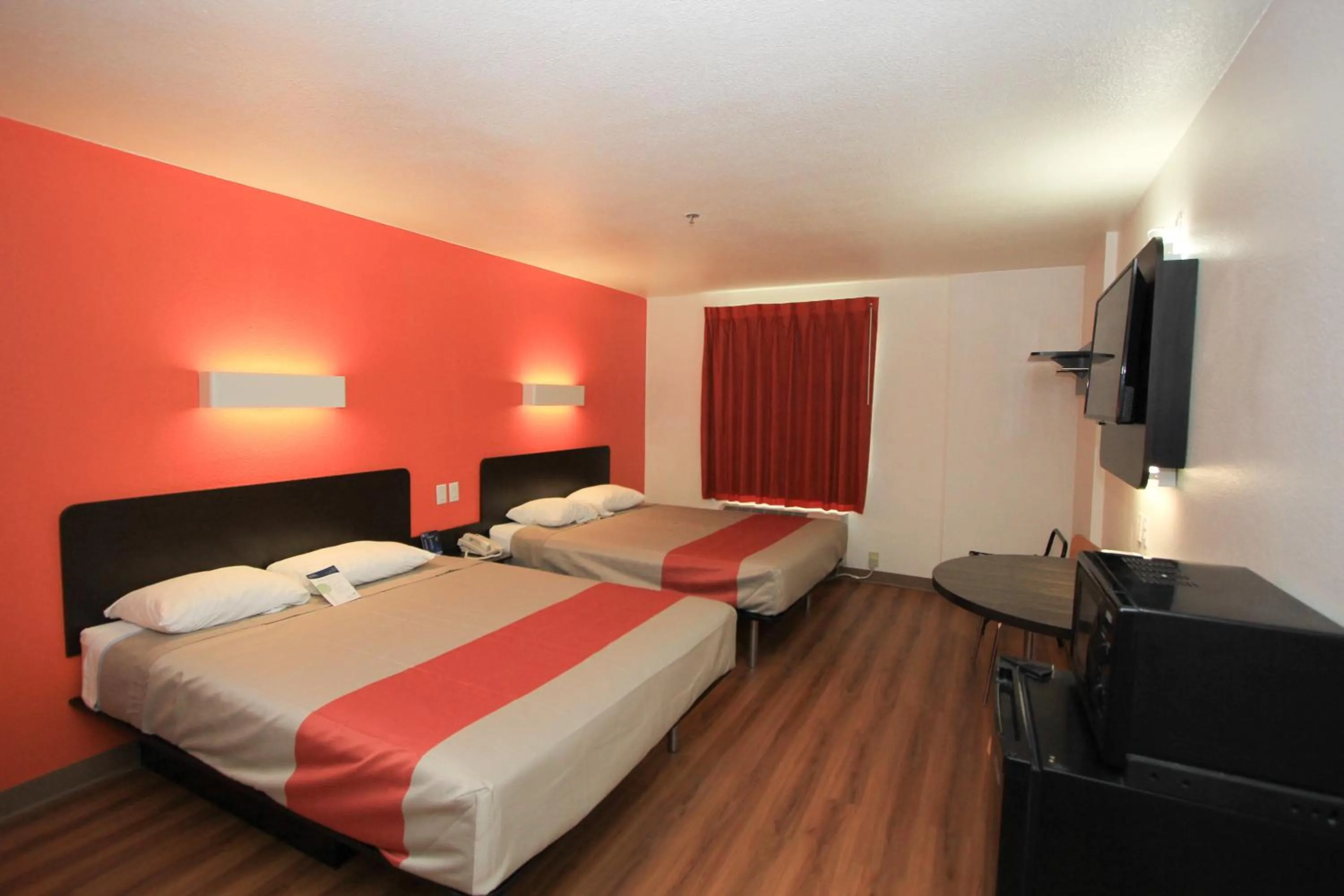 Bedroom, Bed in Motel 6-San Antonio, TX - Downtown - Alamo Dome