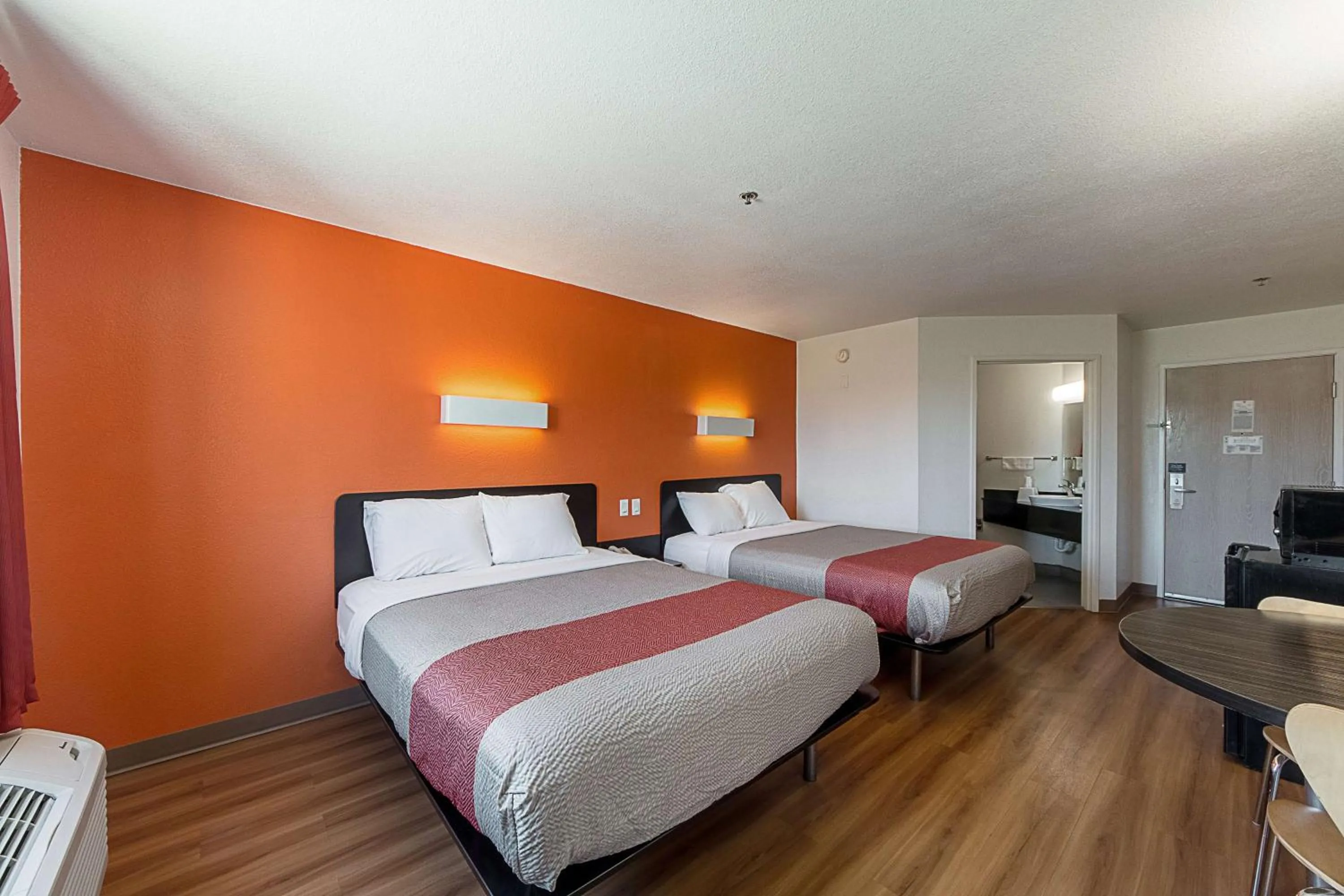 Photo of the whole room, Bed in Motel 6-San Antonio, TX - Downtown - Alamo Dome