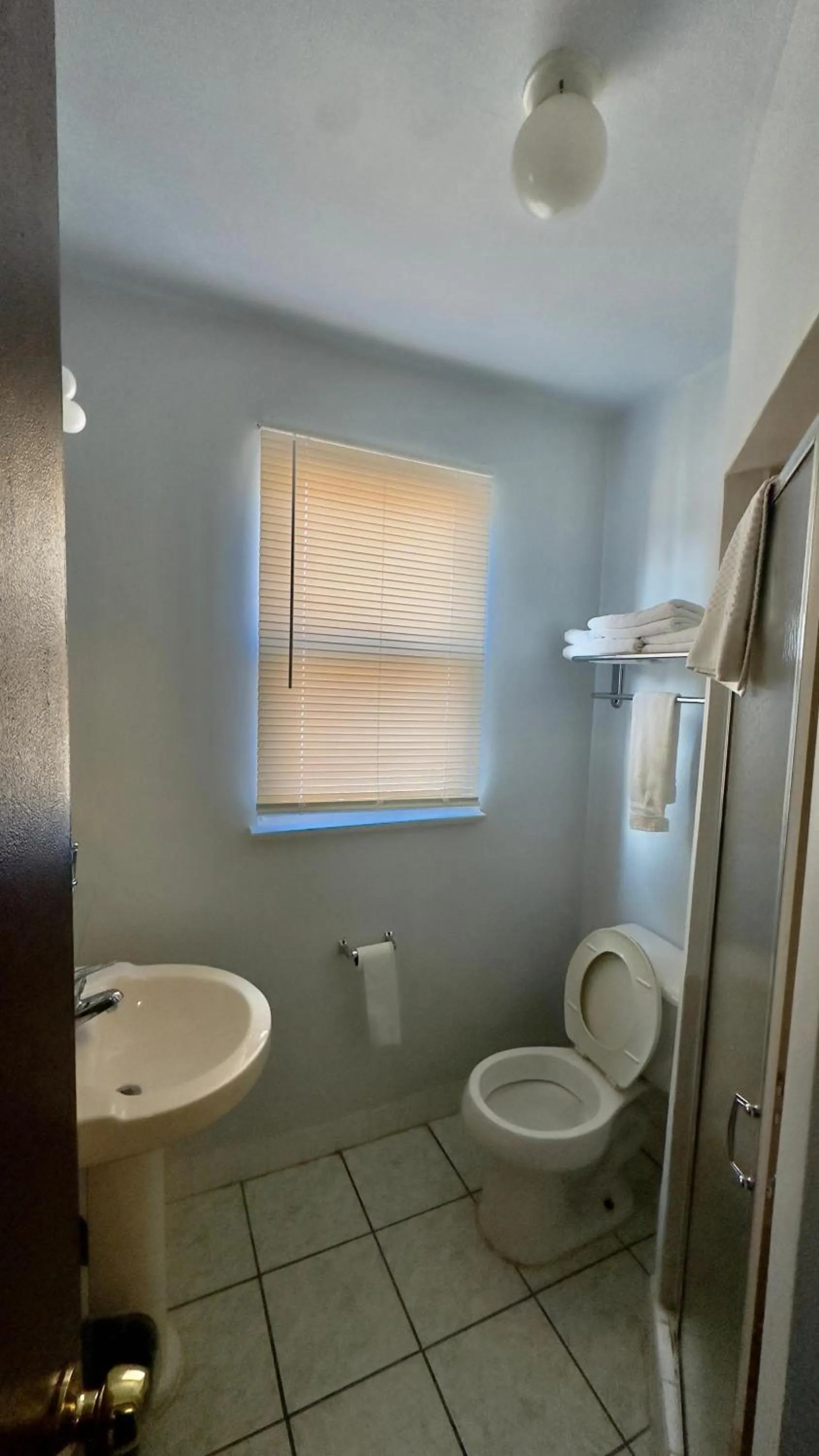 Bathroom in Chinatown Hotel Chicago