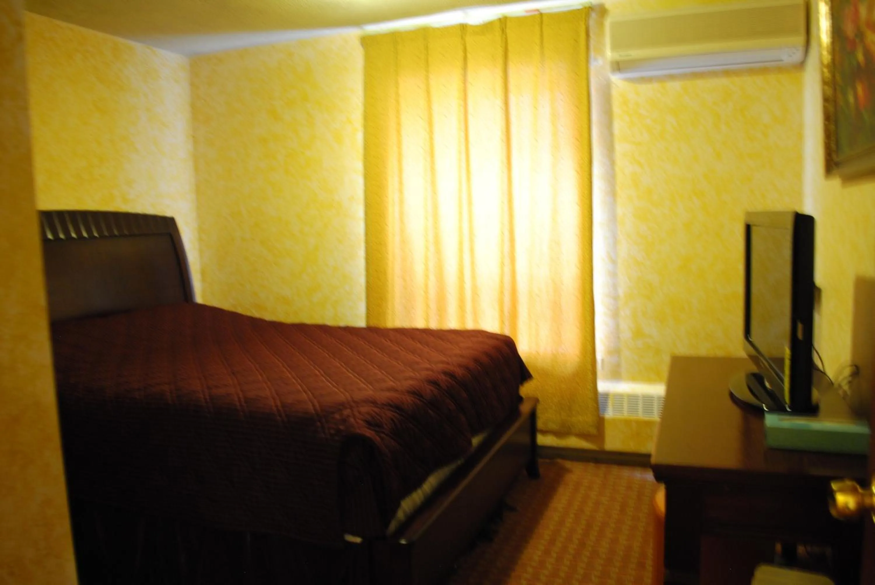 Bed in Chinatown Hotel Chicago