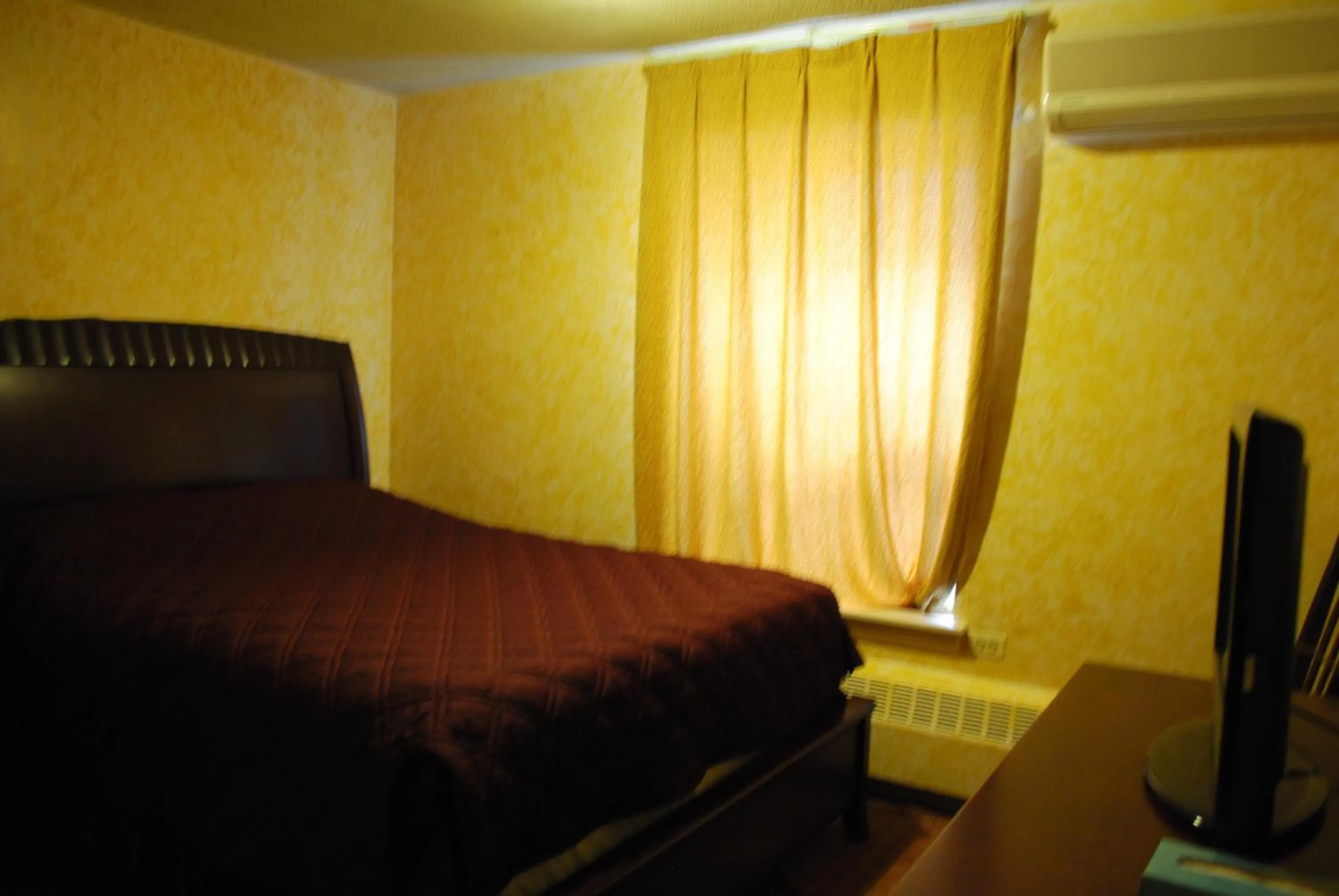 Bed in Chinatown Hotel Chicago