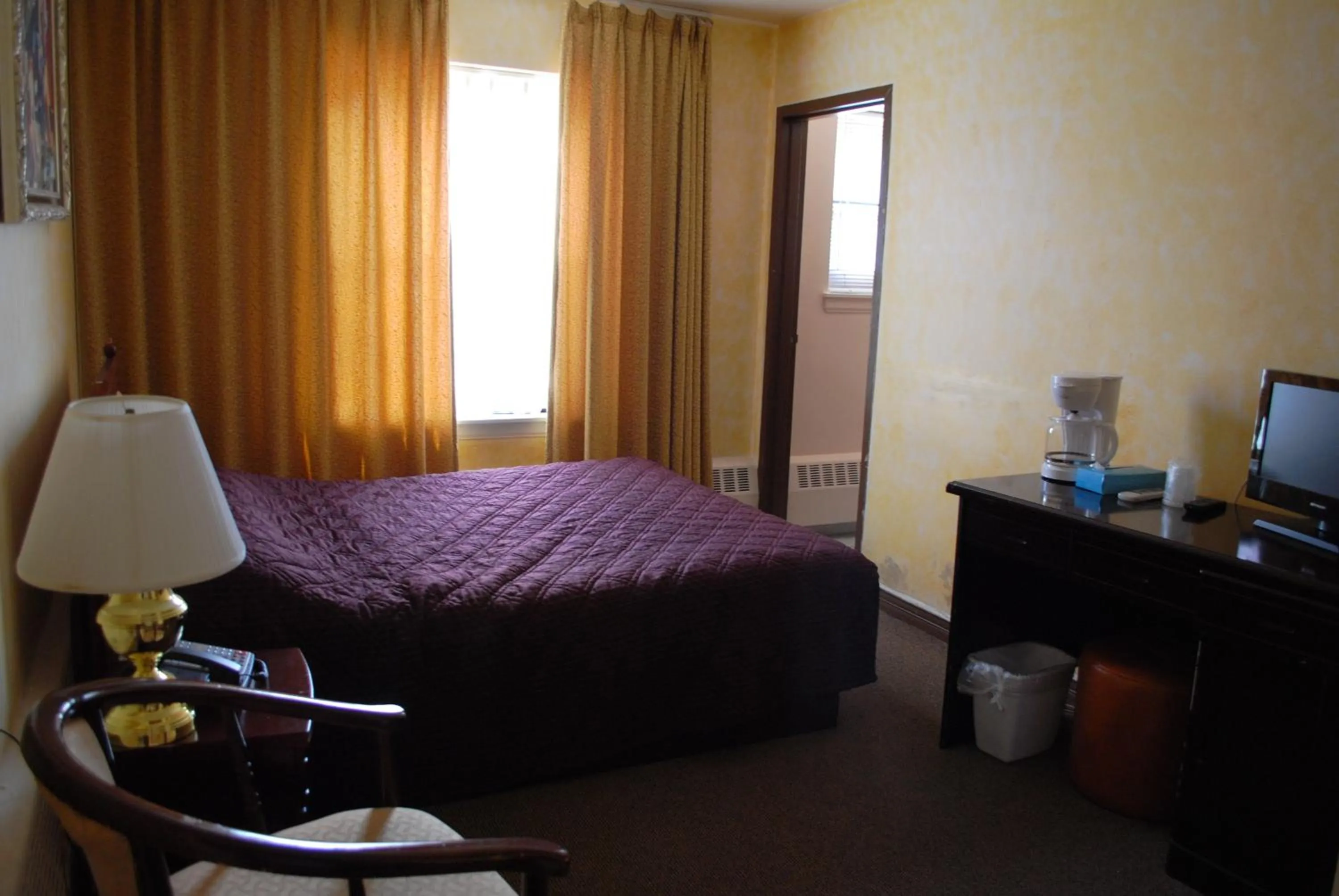 Bed in Chinatown Hotel Chicago