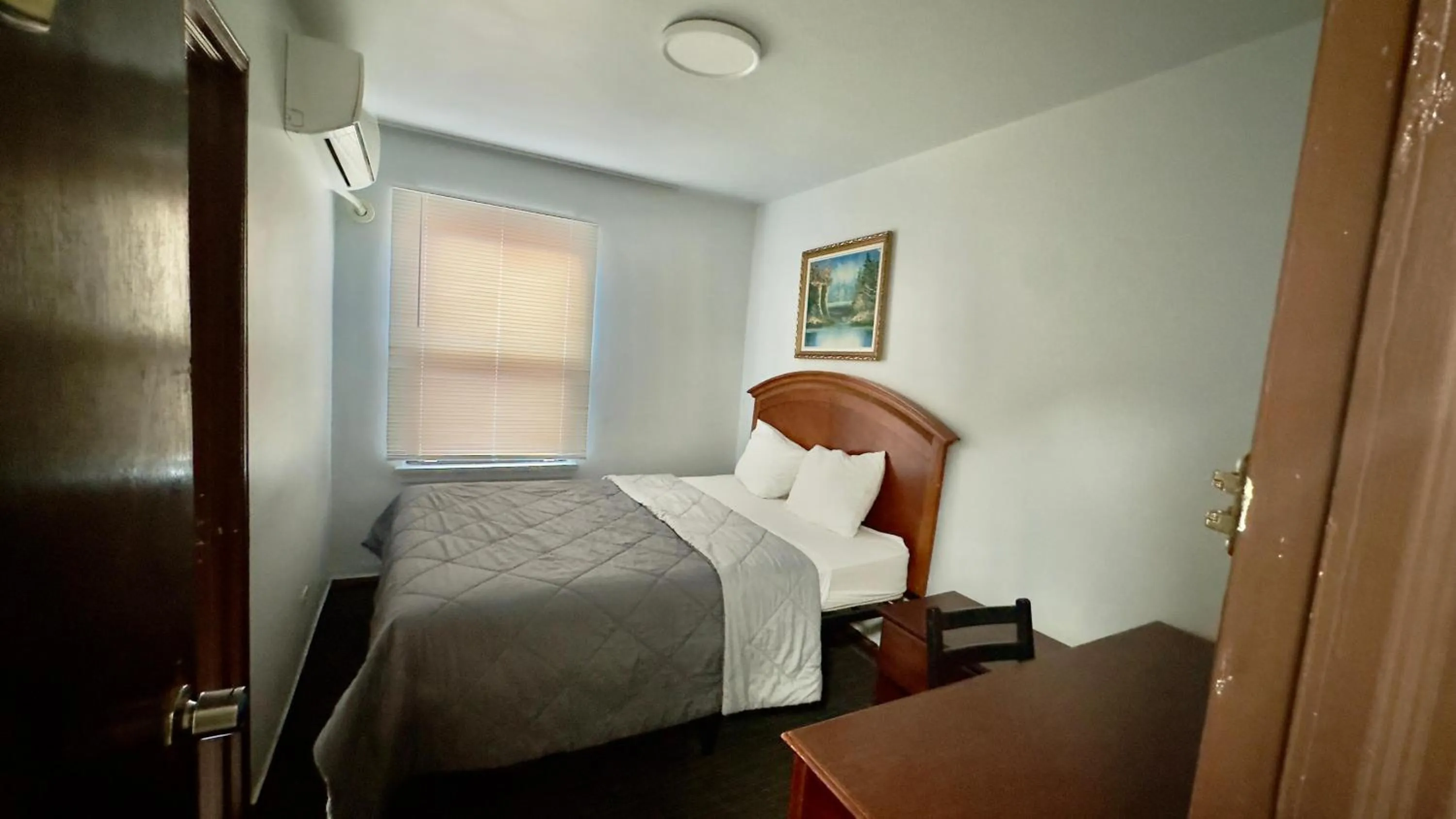 Bed in Chinatown Hotel Chicago